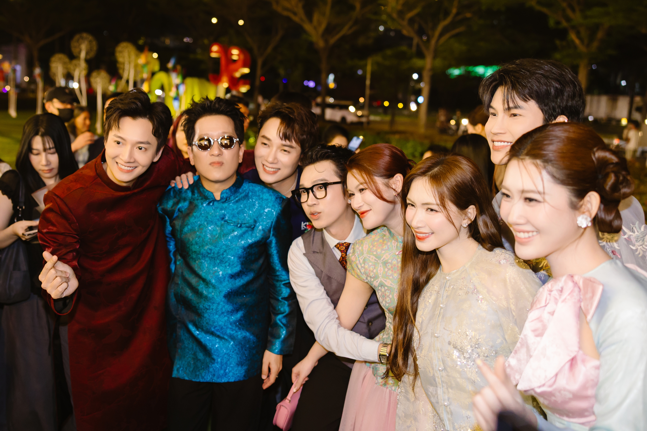 Trấn Thành và Trường Giang chúc mừng Thu Trang, Tiến Luật - Ảnh 1.