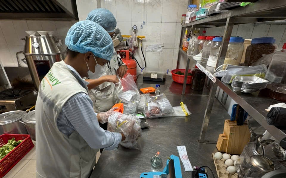 Sự thật bất ngờ khi Công an TPHCM kiểm tra 11 cơ sở chế biến thực phẩm