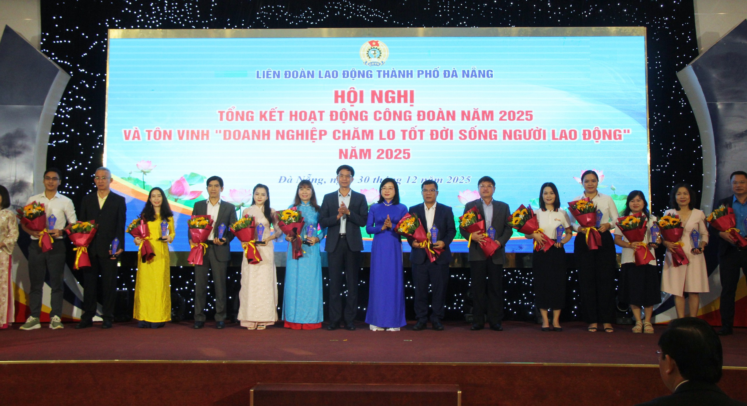 C&ocirc;ng đo&agrave;n Đ&agrave; Nẵng: Hơn 133 tỉ đồng hỗ trợ người lao động, t&ocirc;n vinh 56 doanh nghiệp ti&ecirc;u biểu - Ảnh 1.