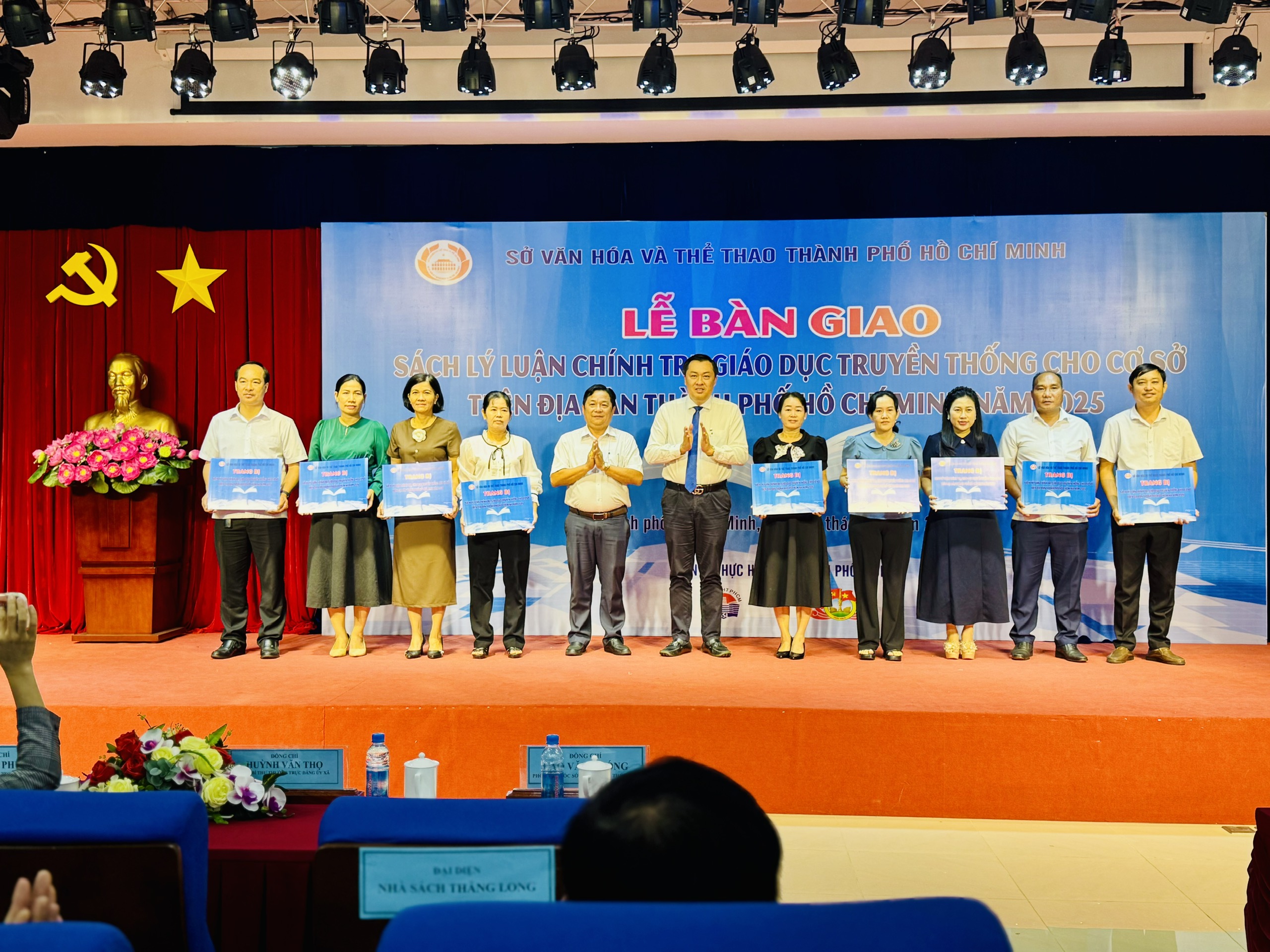 TPHCM trang bị hơn 10.600 bản s&aacute;ch l&yacute; luận, ch&iacute;nh trị cho cơ sở - Ảnh 3.