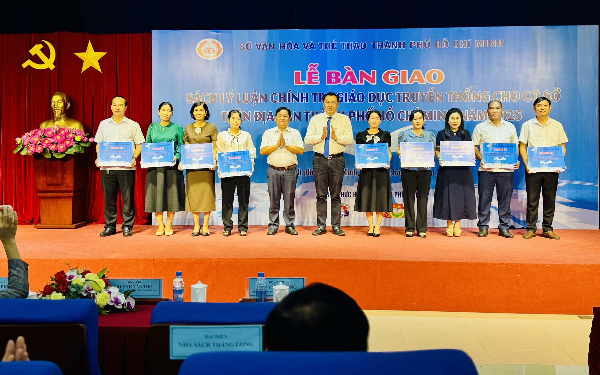 TPHCM trang bị hơn 10.600 bản sách lý luận, chính trị cho cơ sở