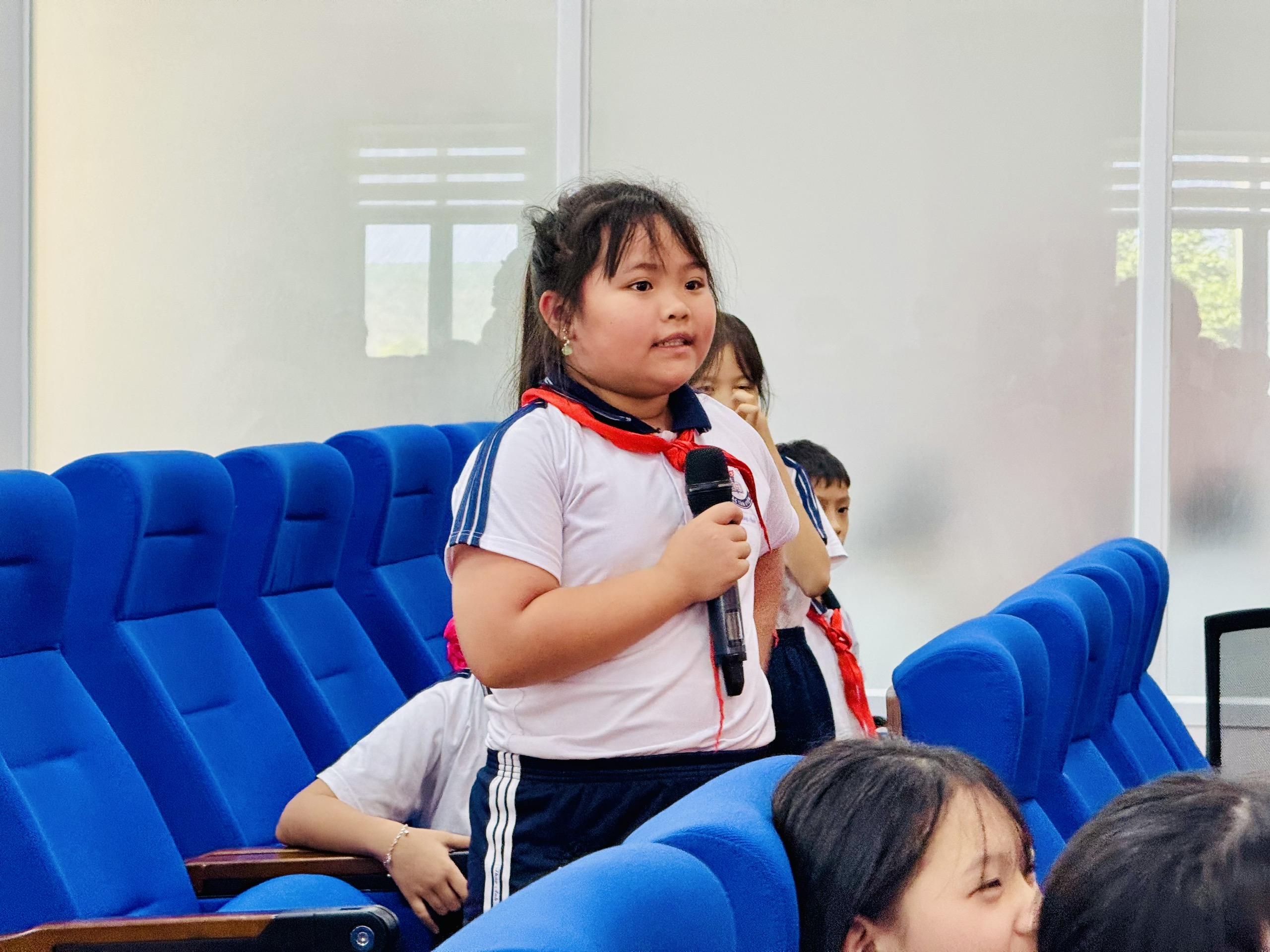 TPHCM trang bị hơn 10.600 bản s&aacute;ch l&yacute; luận, ch&iacute;nh trị cho cơ sở - Ảnh 4.