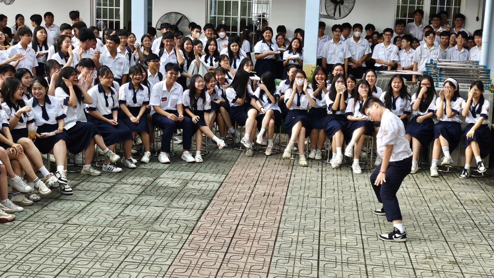 Từ 1-2026, toàn trường học từ THCS ở TPHCM sẽ hạn chế dùng điện thoại giờ ra chơi với học sinh - Ảnh 1.