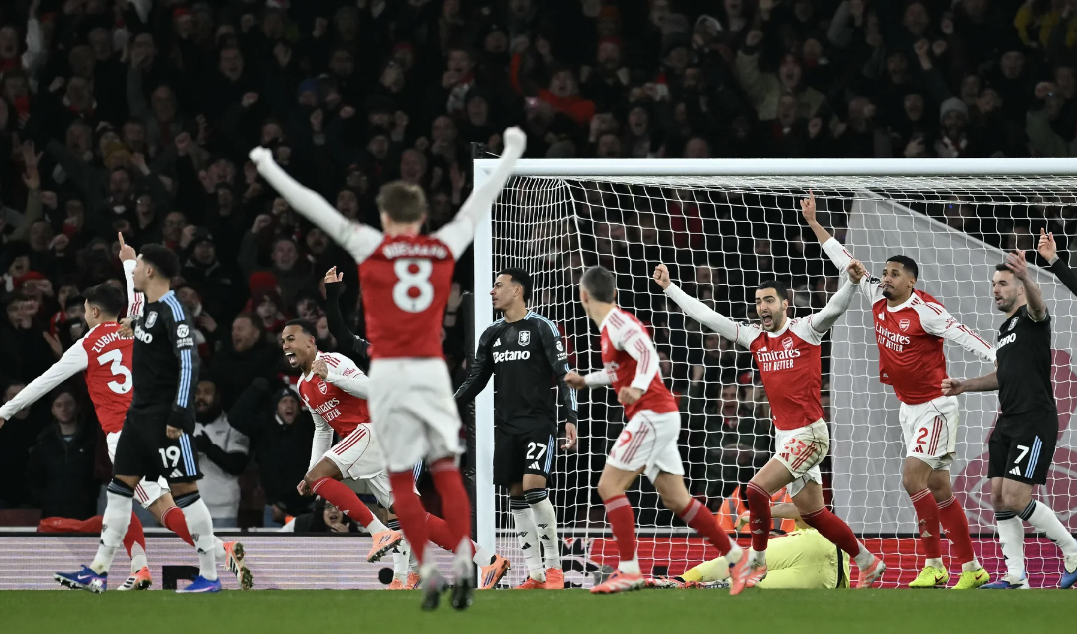 Arsenal dội "mưa bàn thắng" trước Aston Villa, vô địch lượt đi Ngoại hạng - Ảnh 3.
