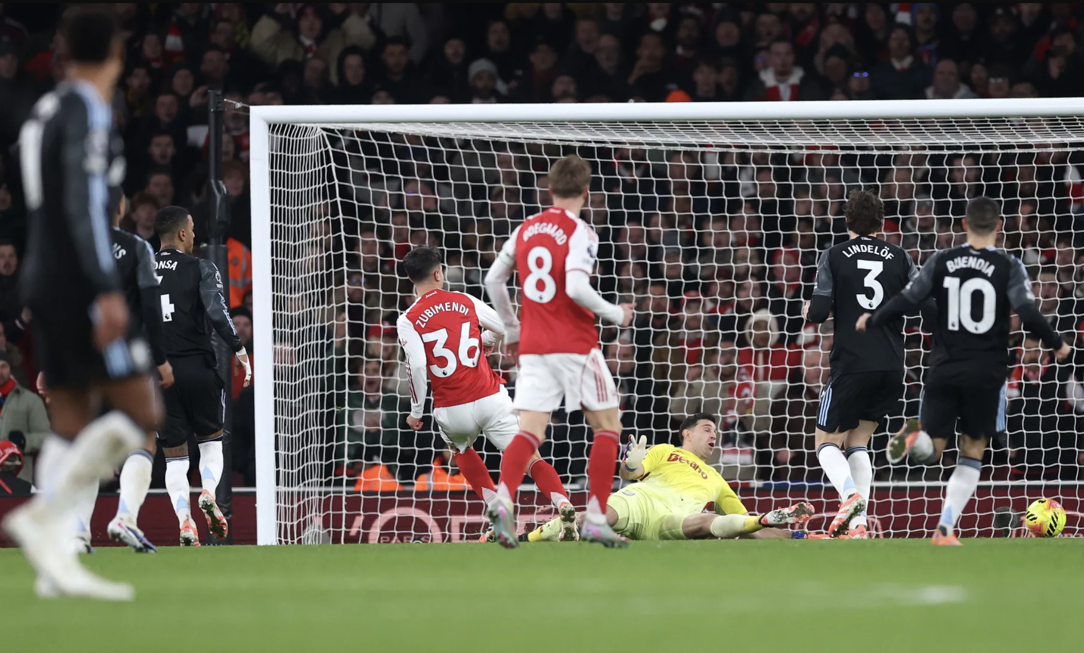 Arsenal dội "mưa bàn thắng" trước Aston Villa, vô địch lượt đi Ngoại hạng - Ảnh 4.