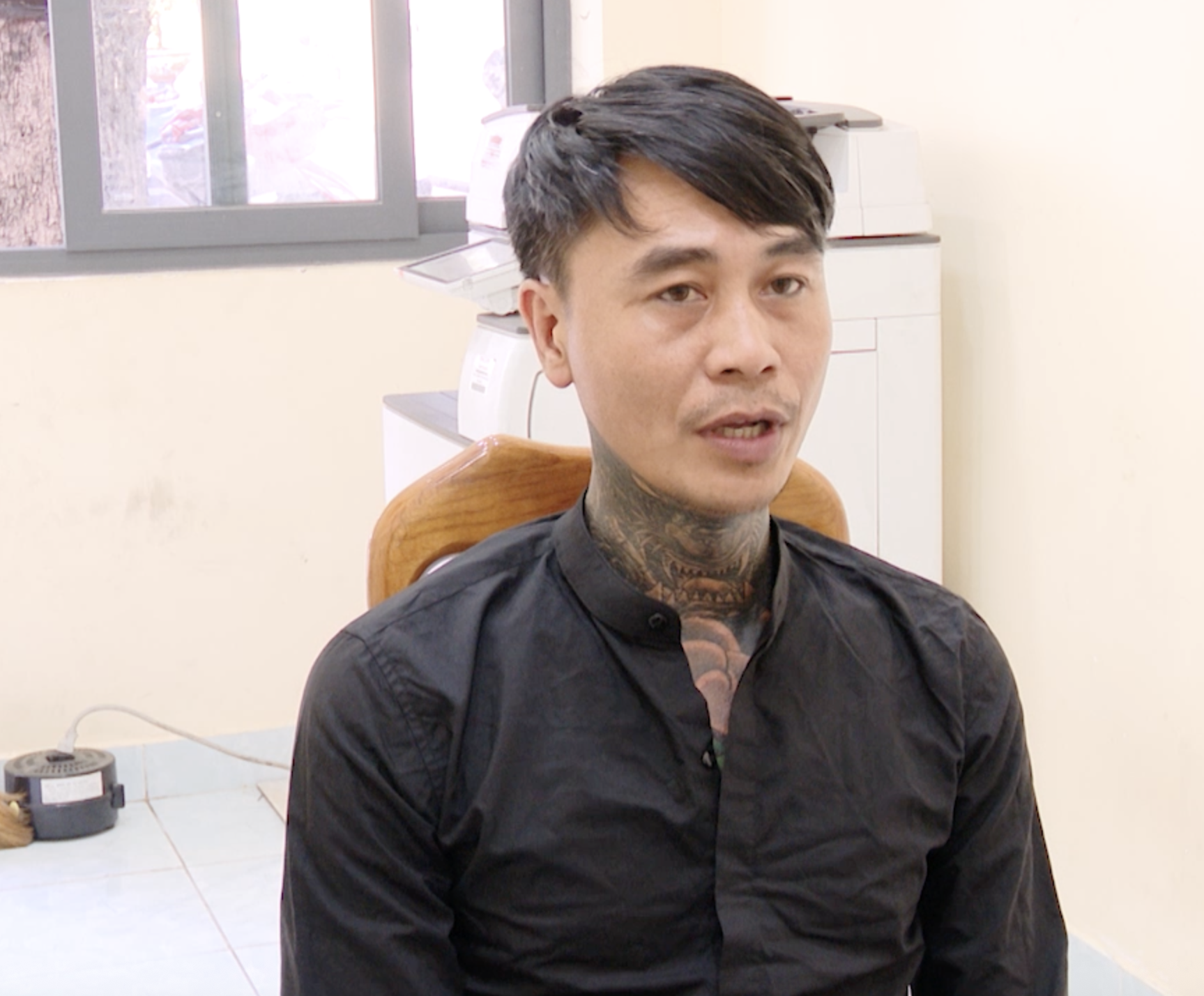 Lê Phong Gia Lai đi chùa, nói đạo lý nhưng cầm đầu đòi nợ trá hình - Ảnh 1.