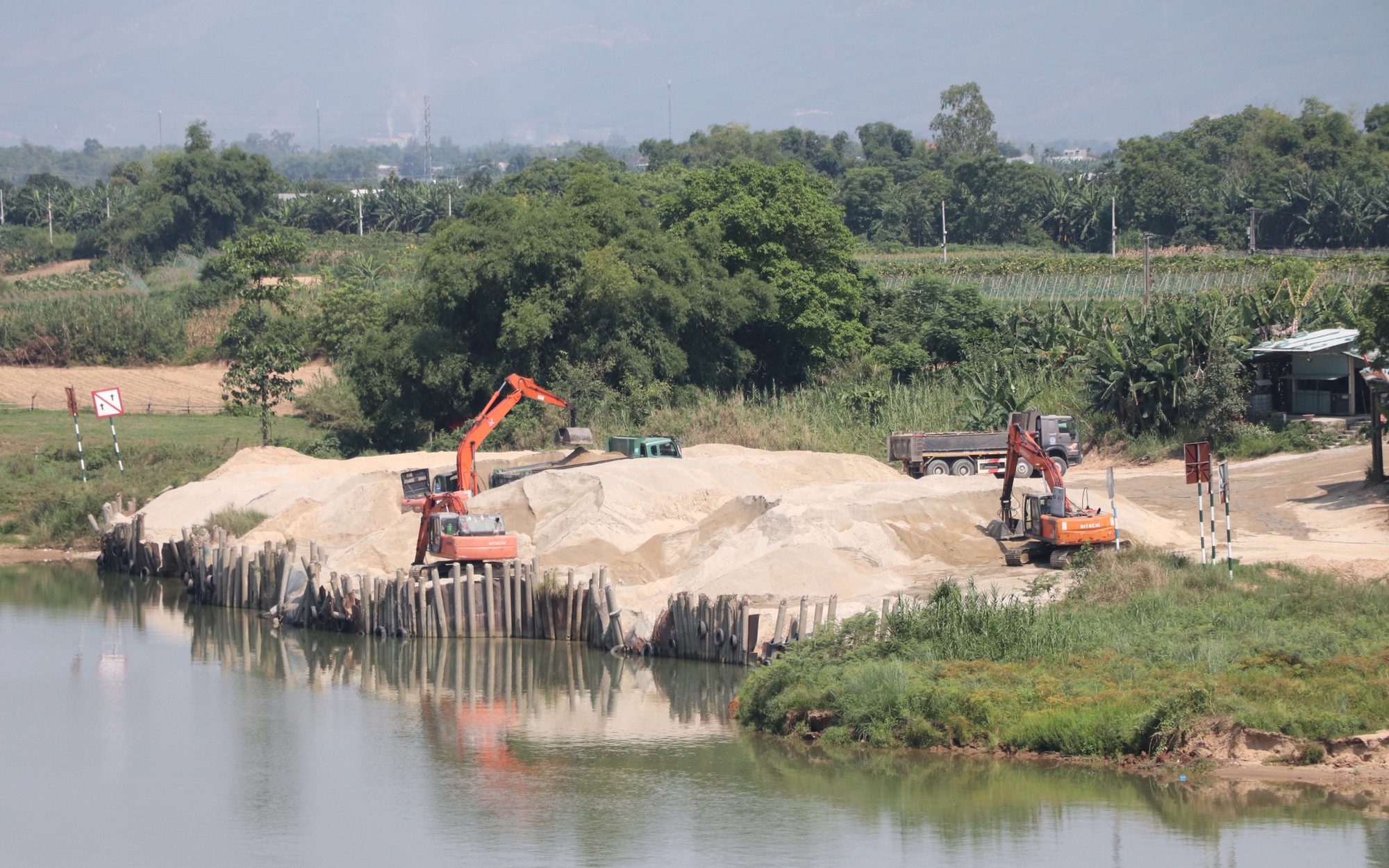 Lập hồ sơ khống v&agrave; th&ocirc;ng đồng n&acirc;ng gi&aacute; mỏ c&aacute;t tại Đ&agrave; Nẵng - Ảnh 2.