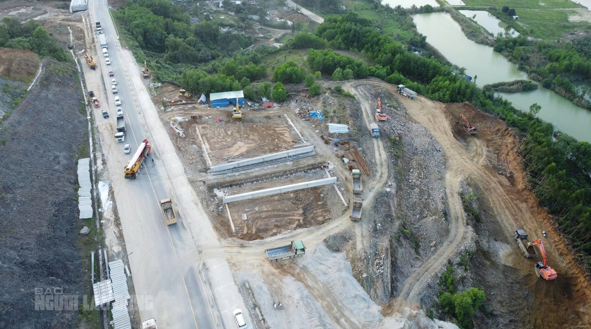 Đ&agrave; Nẵng: Nạn khai th&aacute;c đất tr&aacute;i ph&eacute;p đe dọa an to&agrave;n cao tốc La Sơn - H&ograve;a Li&ecirc;n - Ảnh 1.