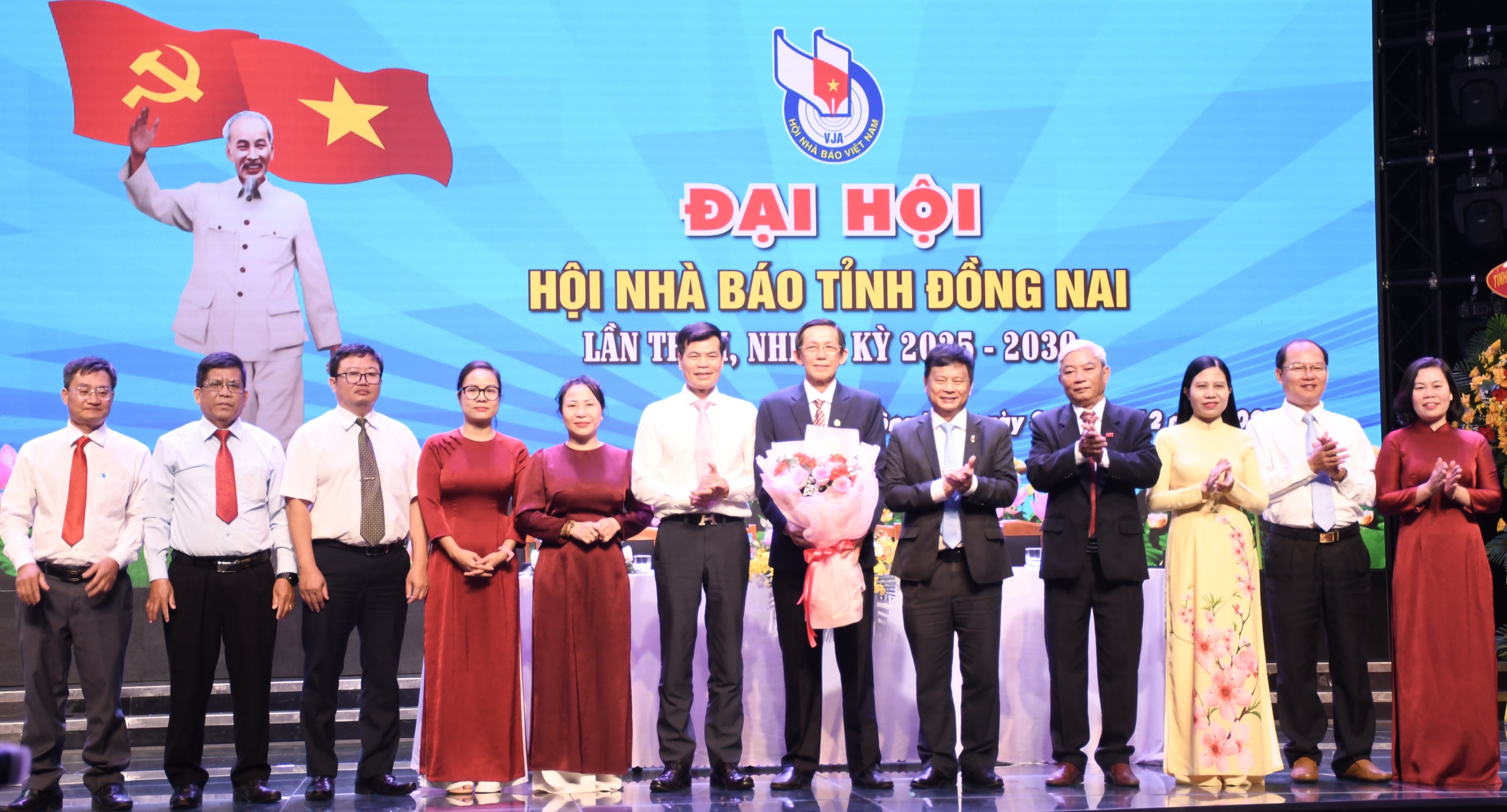 Nh&agrave; b&aacute;o Trần Nam Đ&ocirc;ng t&aacute;i đắc cử Chủ tịch Hội Nh&agrave; b&aacute;o tỉnh Đồng Nai - Ảnh 1.