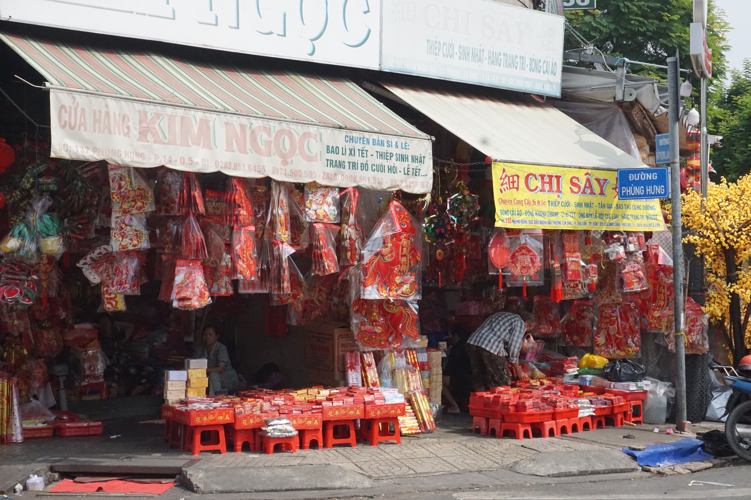 Rực rỡ sắc xuân trên con đường sống vội giữa lòng Chợ Lớn - Ảnh 6.
