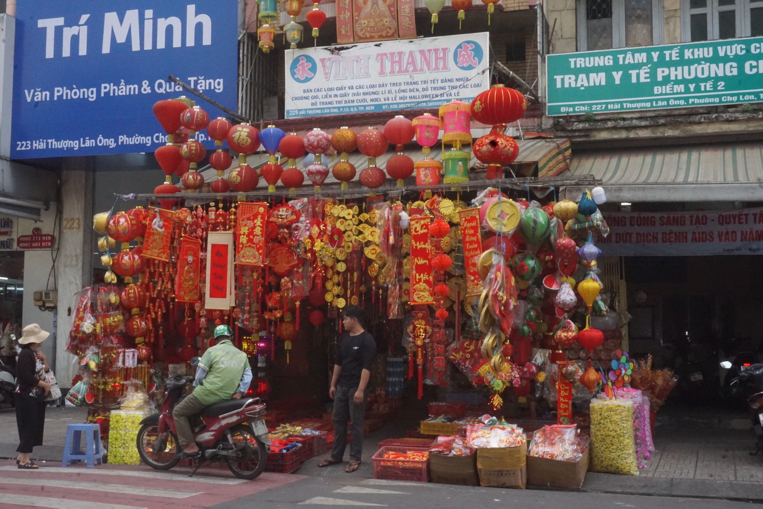 Rực rỡ sắc xuân trên con đường sống vội giữa lòng Chợ Lớn - Ảnh 8.