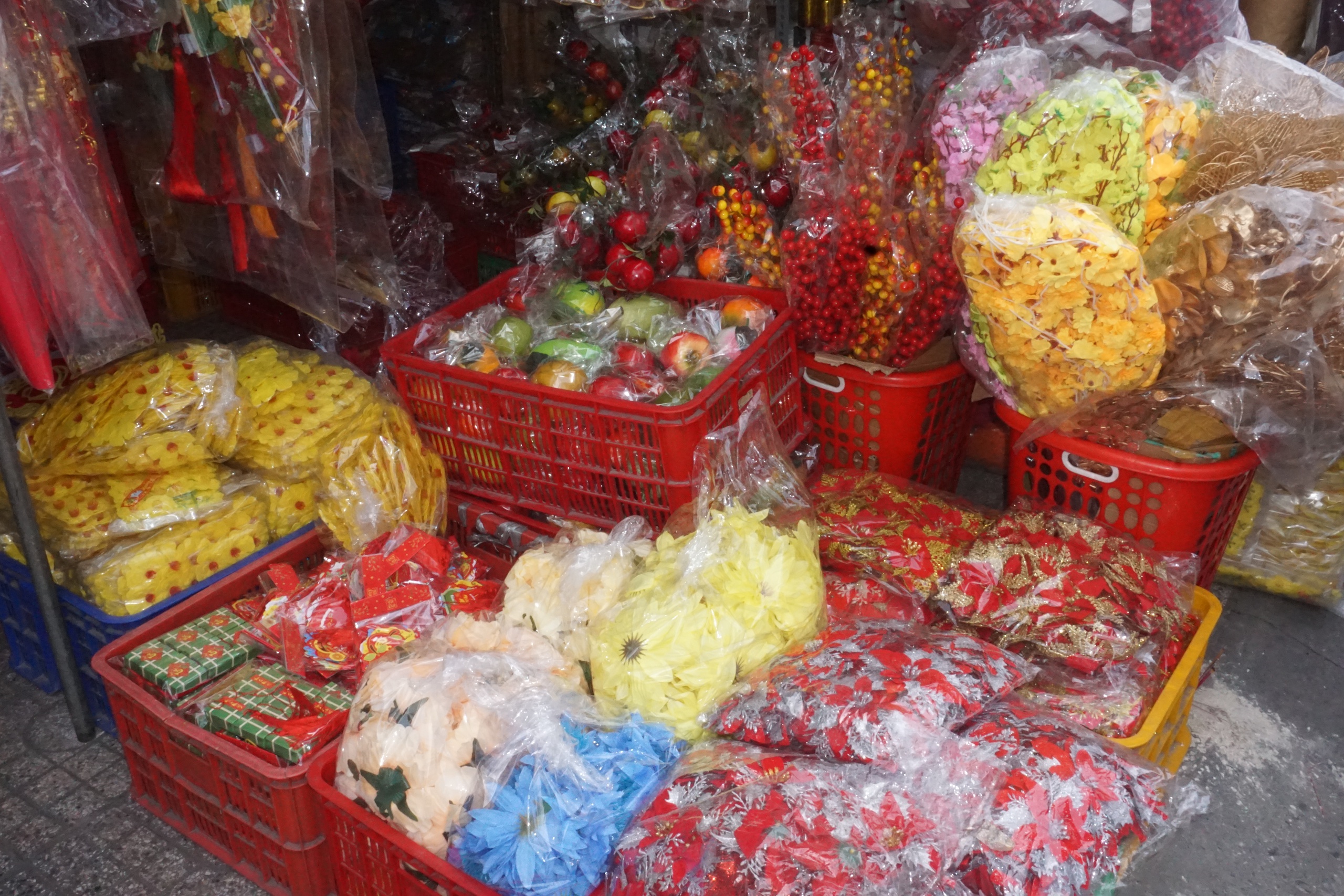 Rực rỡ sắc xuân trên con đường sống vội giữa lòng Chợ Lớn - Ảnh 5.