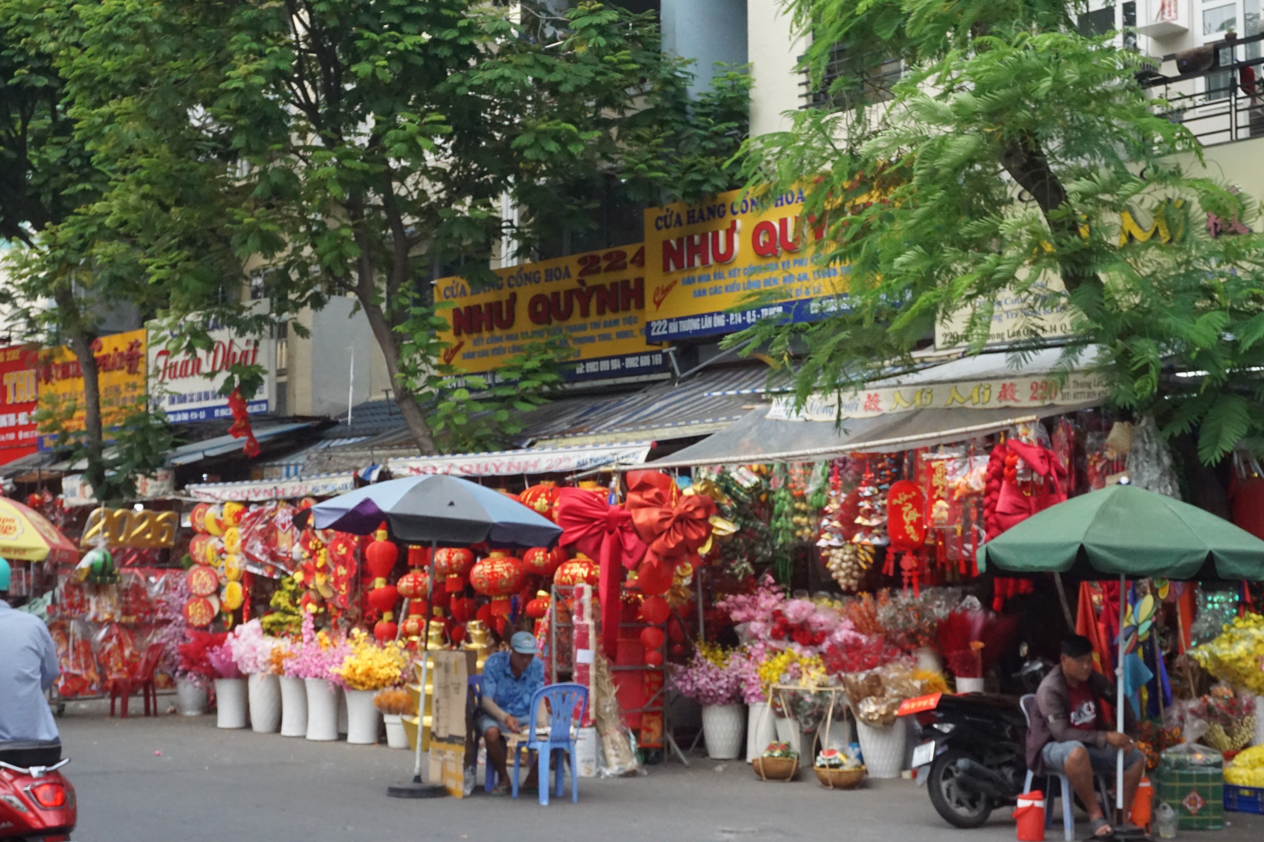 Rực rỡ sắc xuân trên con đường sống vội giữa lòng Chợ Lớn - Ảnh 7.