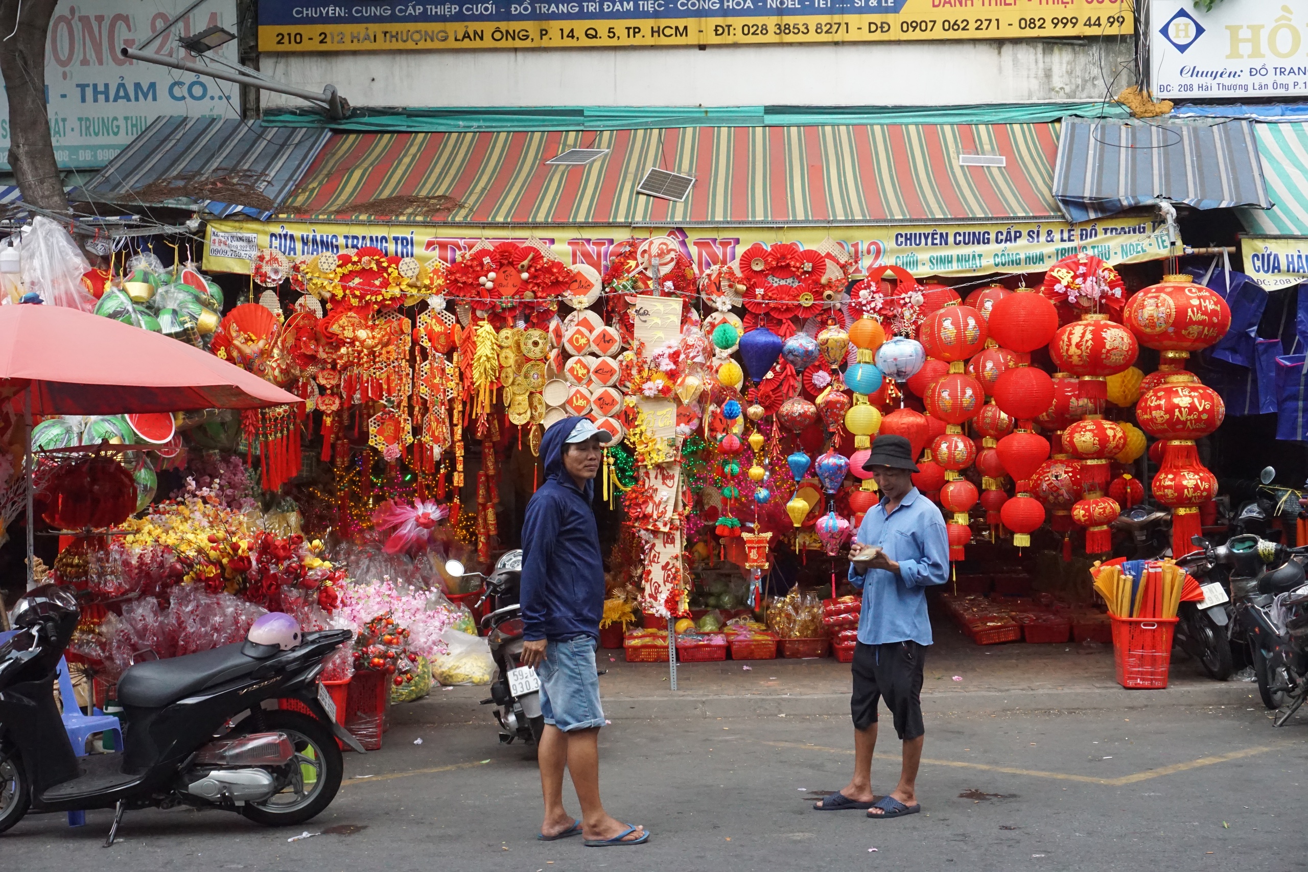 Rực rỡ sắc xuân trên con đường sống vội giữa lòng Chợ Lớn - Ảnh 9.