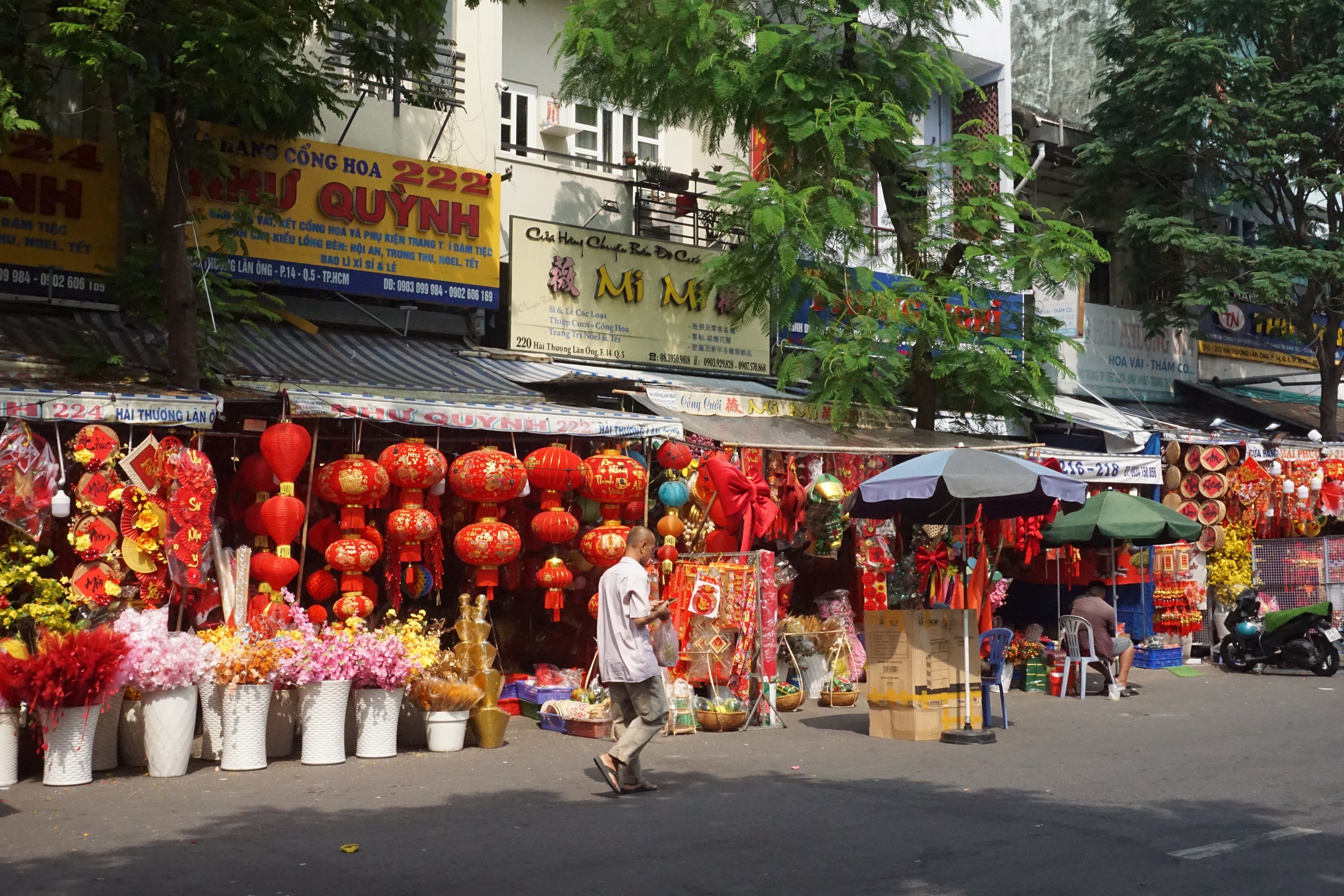 Rực rỡ sắc xuân trên con đường sống vội giữa lòng Chợ Lớn - Ảnh 3.