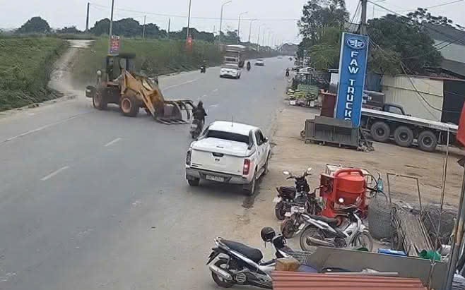 VIDEO: Cô gái 19 tuổi bị máy múc tông trọng thương