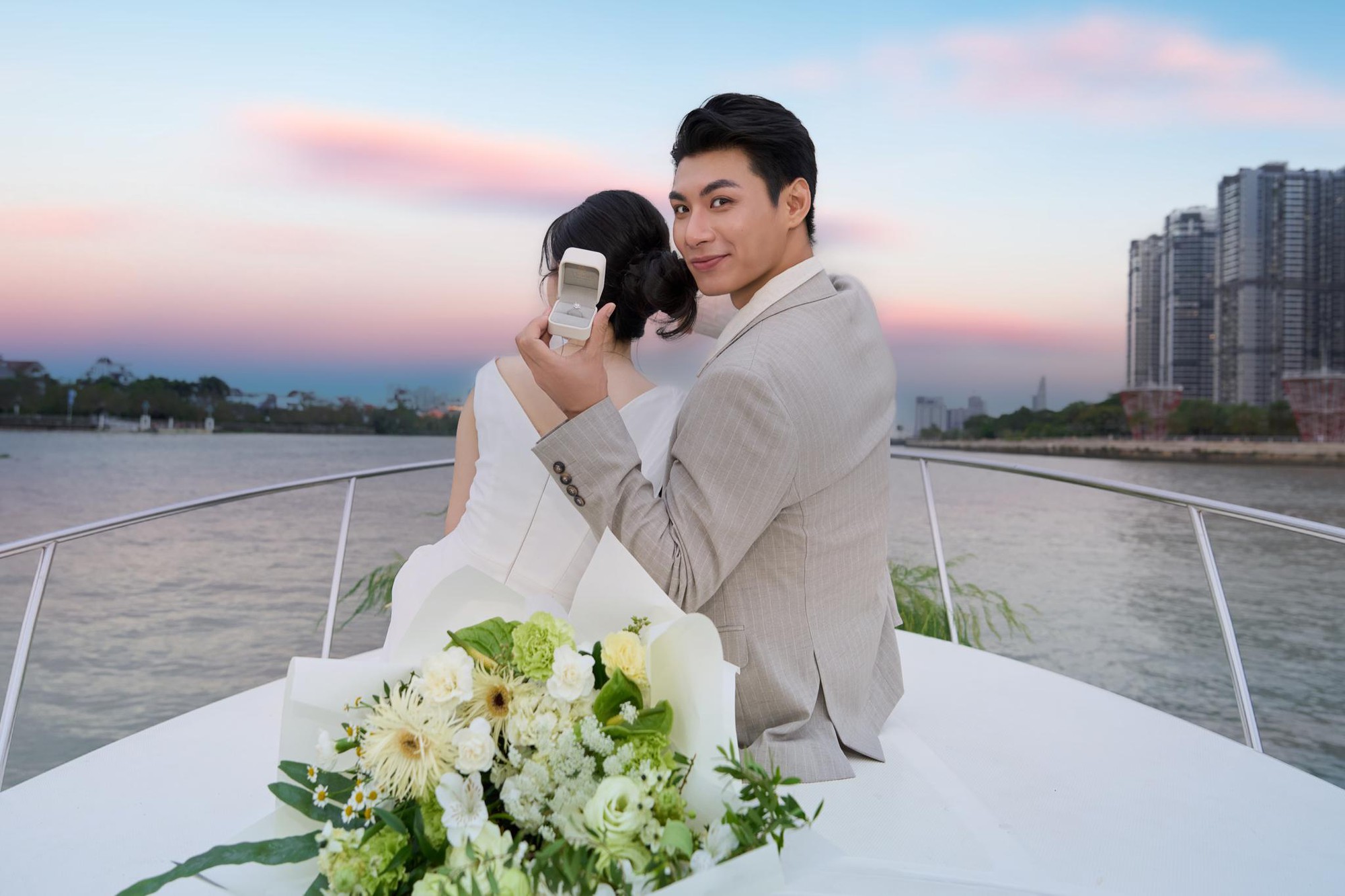 Cầu hôn trên du thuyền sông Sài Gòn: Xu hướng mới của giới trẻ Sài Thành - Ảnh 3.