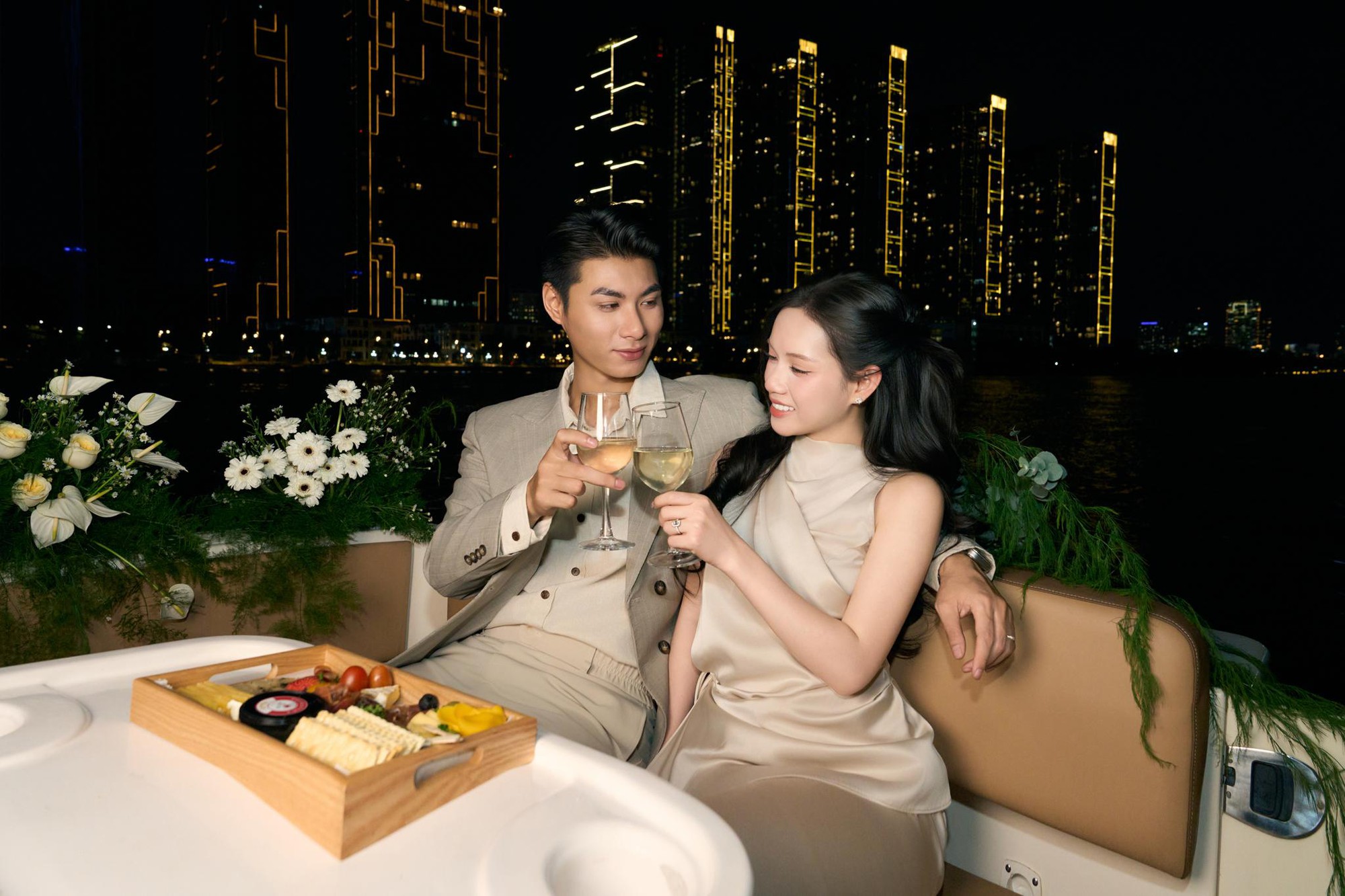 Cầu hôn trên du thuyền sông Sài Gòn: Xu hướng mới của giới trẻ Sài Thành - Ảnh 4.