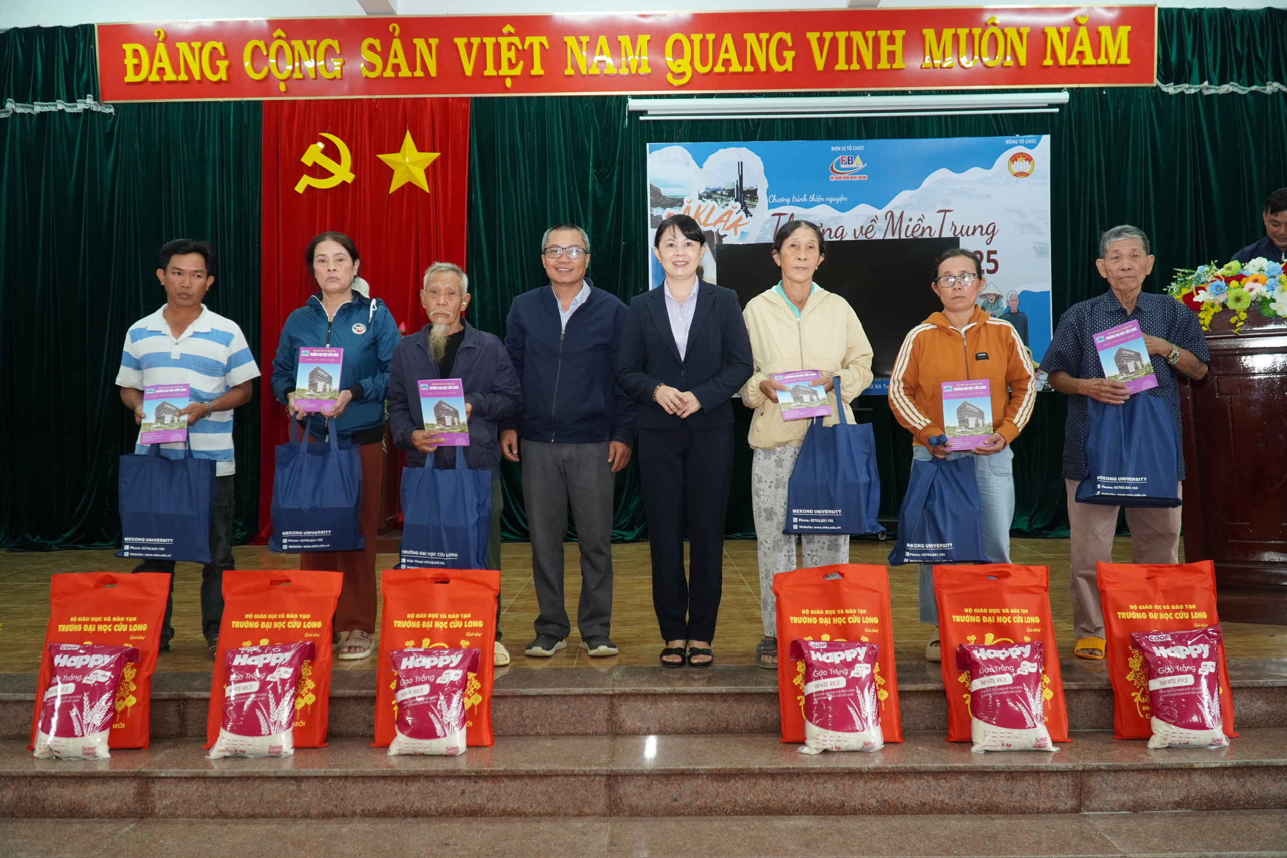 Người dân ở Đắk Lắk xúc động vì nghĩa cử đẹp của Trường Đại học Cửu Long - Ảnh 2.