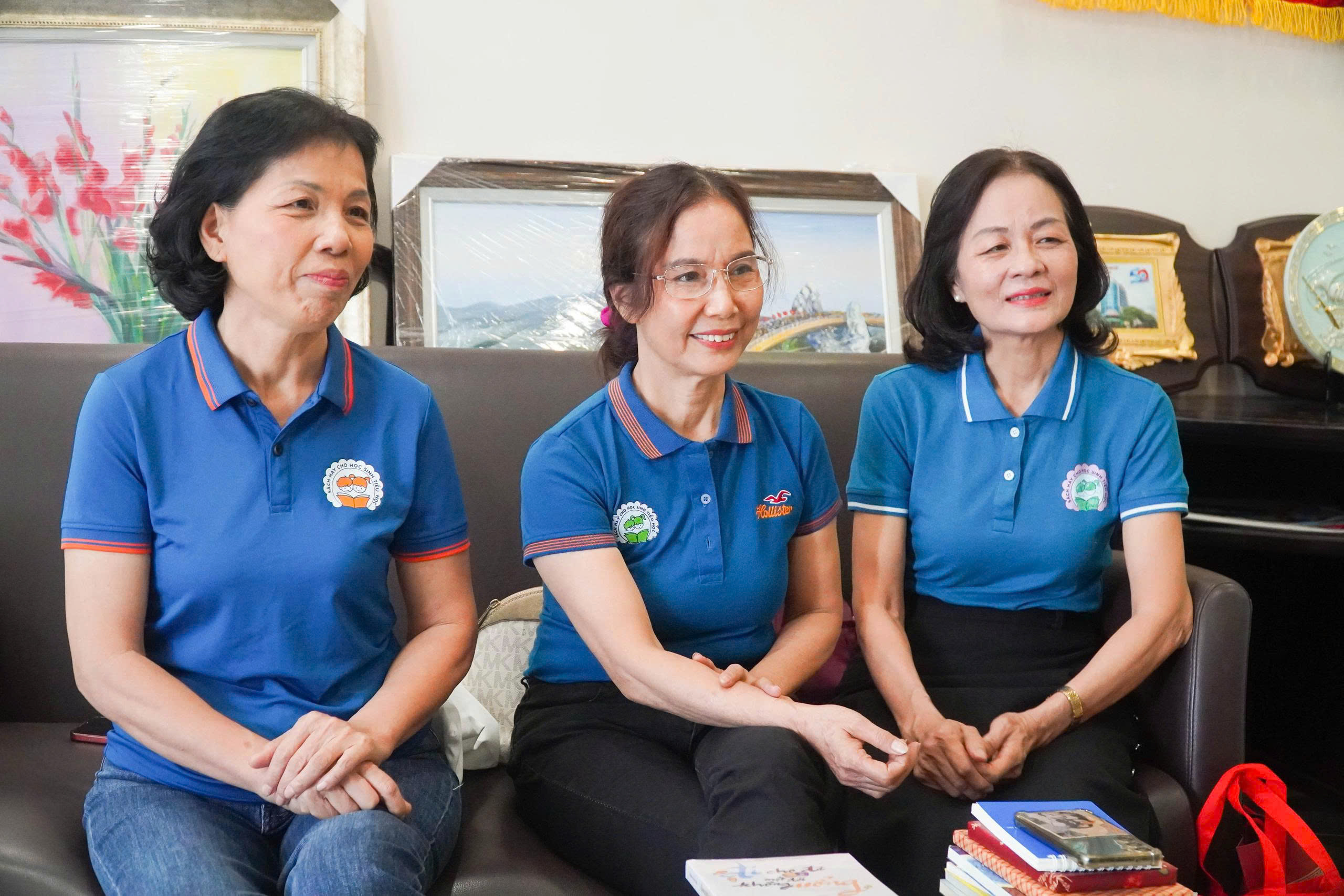 B&aacute;o Người Lao Động trao 100 &aacute;o ấm v&agrave; s&aacute;ch cho dự &aacute;n &ldquo;S&aacute;ch hay cho học sinh tiểu học&rdquo; - Ảnh 3.