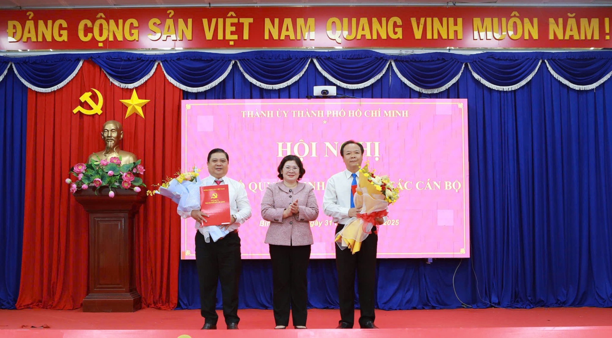 Trao quyết định mới cho B&iacute; thư đảng ủy phường B&igrave;nh Dương v&agrave; c&aacute;c phường l&acirc;n cận - Ảnh 1.