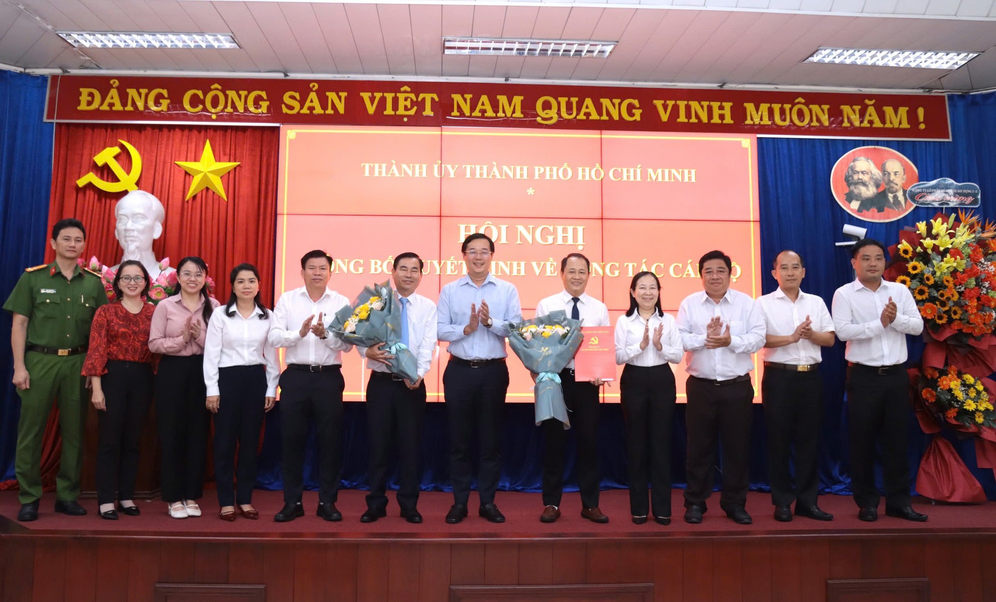 Ph&oacute; B&iacute; thư L&ecirc; Quốc Phong trao Quyết định c&ocirc;ng t&aacute;c c&aacute;n bộ tại phường L&aacute;i Thi&ecirc;u - Ảnh 2.