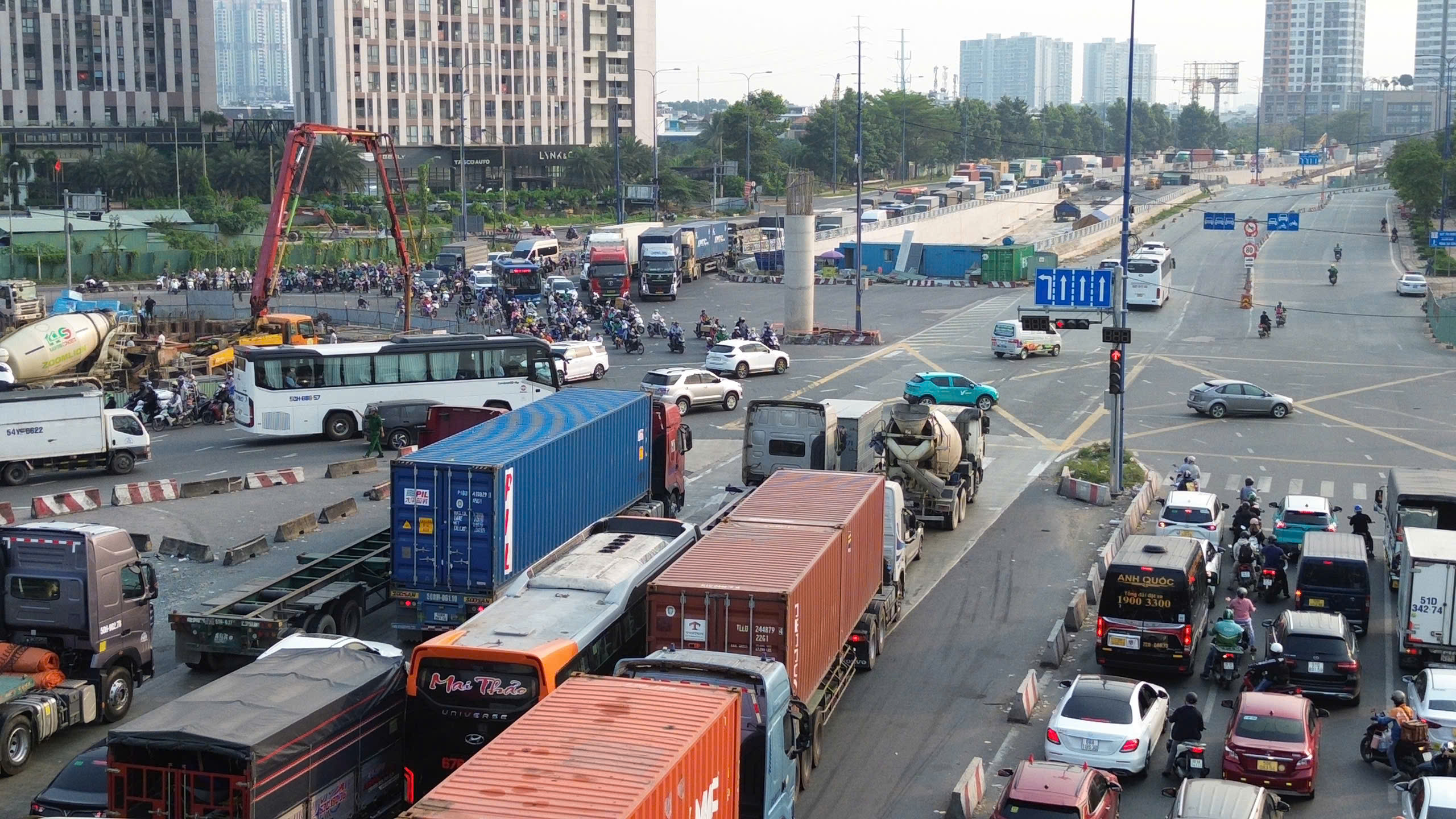 Giao th&ocirc;ng TPHCM &ugrave;n tắc nghi&ecirc;m trọng chiều tối 31 - 12 , người d&acirc;n chờ đợi mệt mỏi - Ảnh 2.