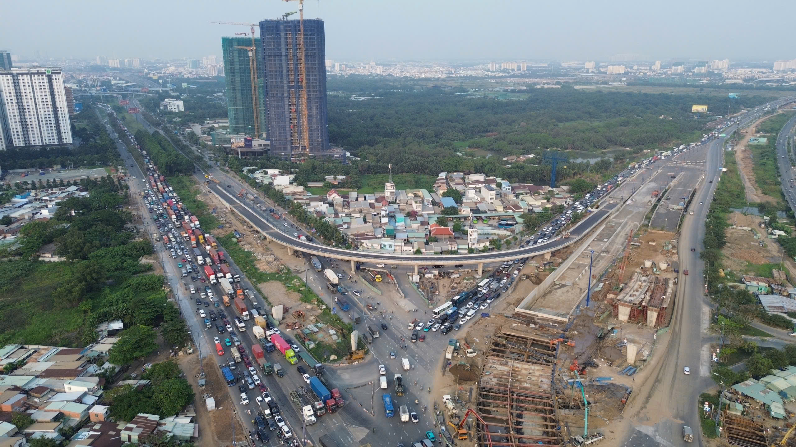Giao th&ocirc;ng TPHCM &ugrave;n tắc nghi&ecirc;m trọng chiều tối 31 - 12 , người d&acirc;n chờ đợi mệt mỏi - Ảnh 1.