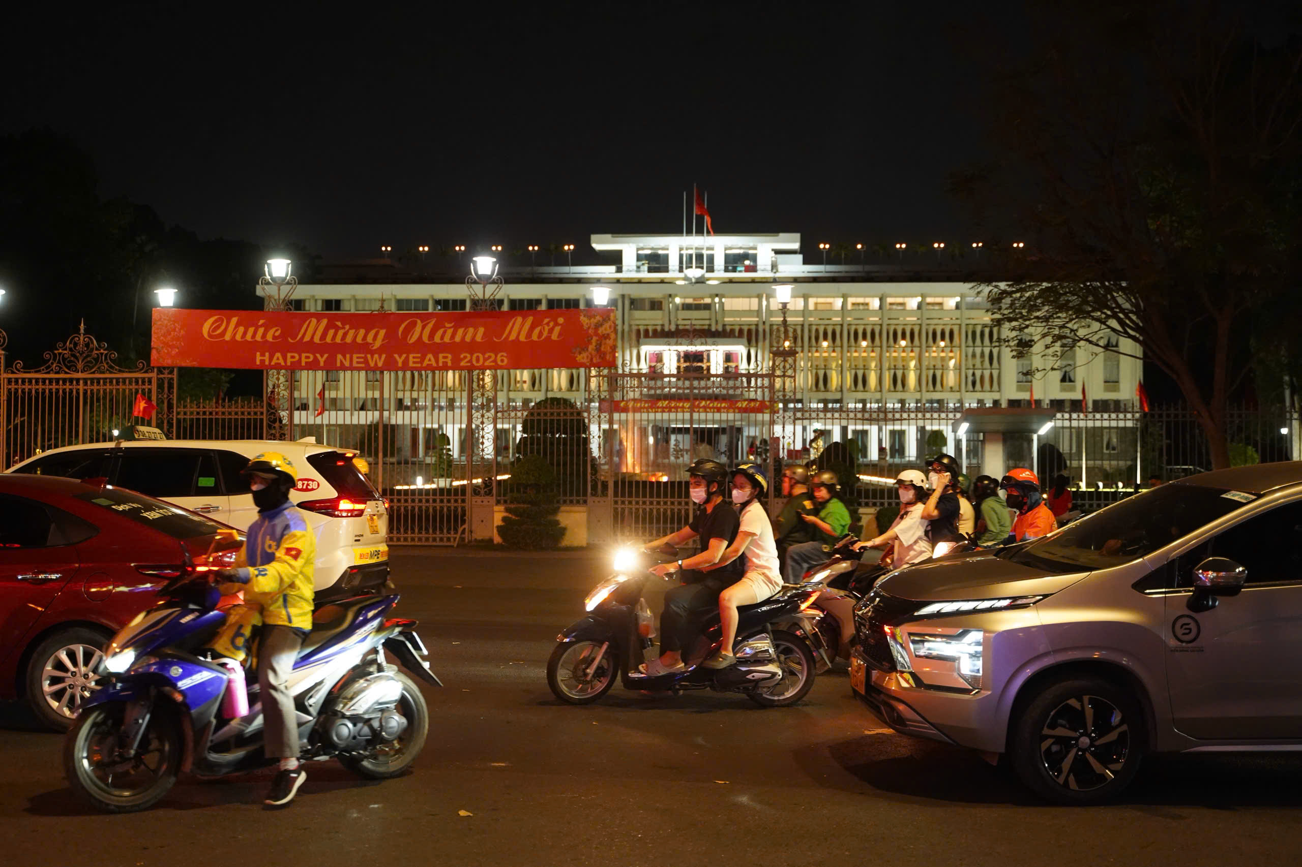 Pháo hoa rực sáng trên bầu trời chào năm 2026 - Ảnh 8.