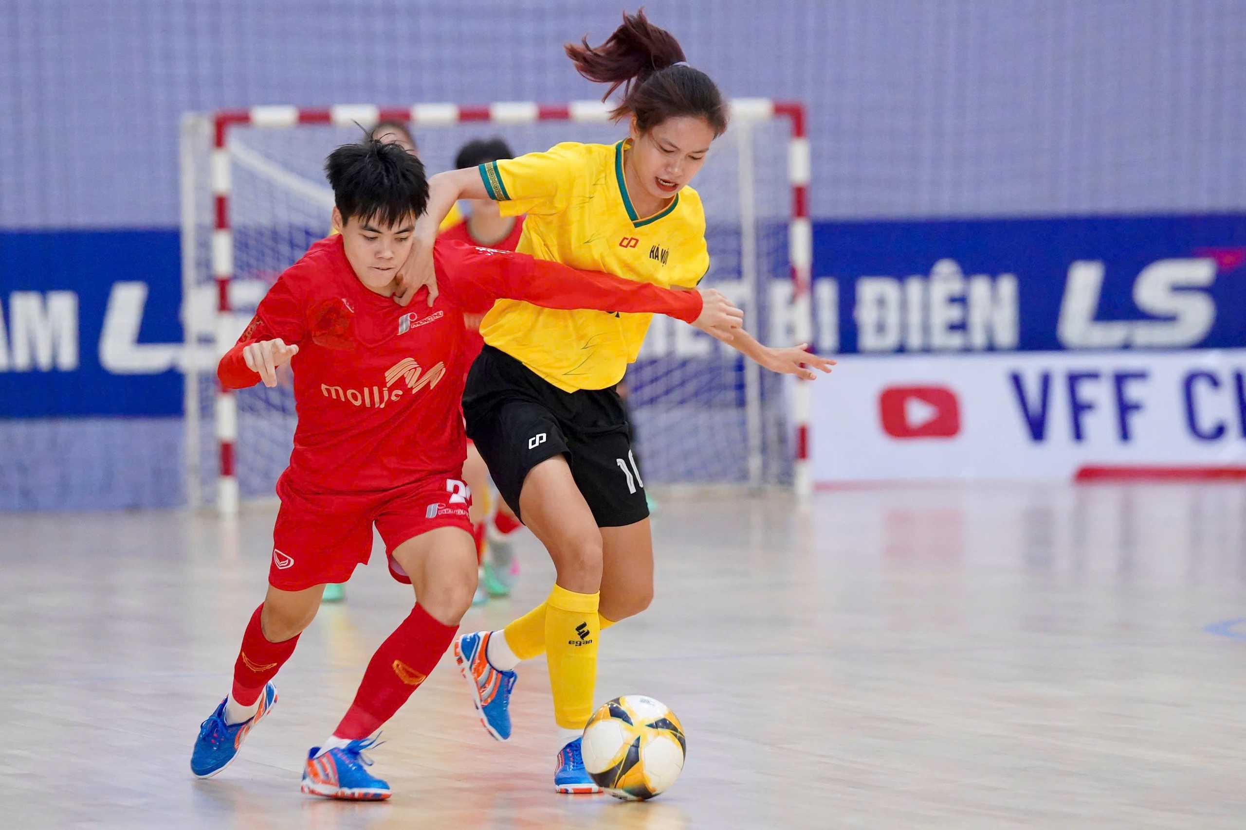 Tuyết Dung tỏa s&aacute;ng, Phong Ph&uacute; H&agrave; Nam c&oacute; 1 điểm đầu tay ở giải futsal nữ VĐQG - Ảnh 1.