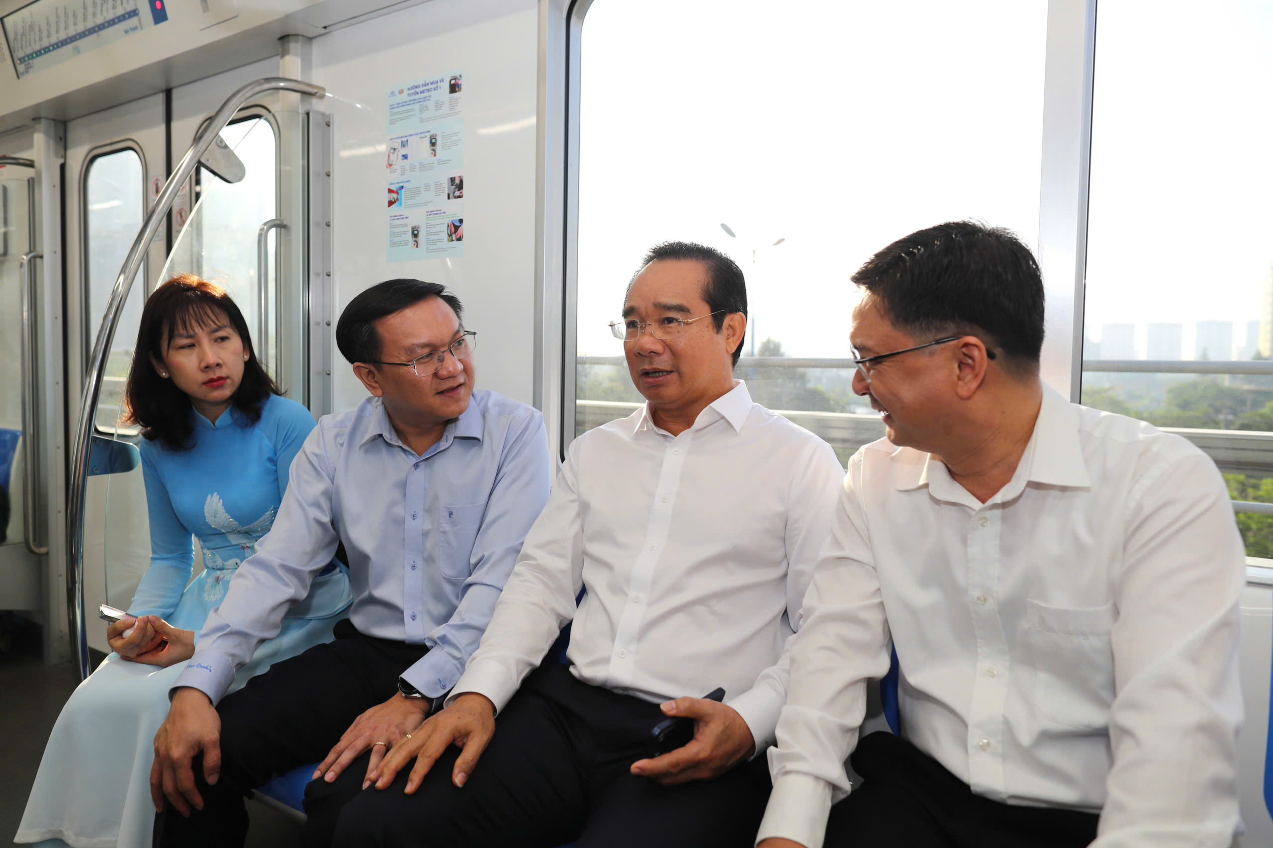 Chủ tịch UBND TPHCM đi Metro đến dự lễ ra mắt Trung tâm Phục vụ hành chính công - Ảnh 12.