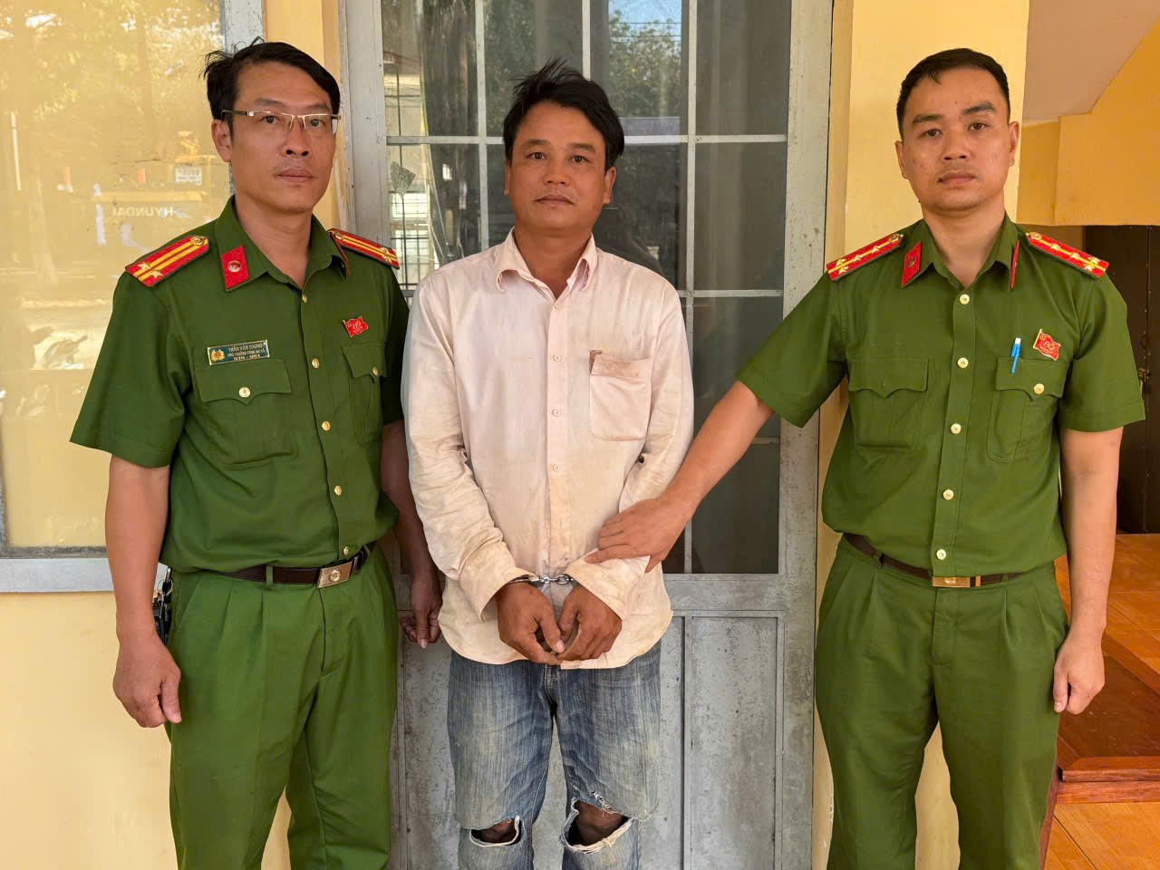 Công an Đồng Nai bắt đối tượng truy nã đặc biệt nguy hiểm Bùi Quốc Hoàng - Ảnh 1.