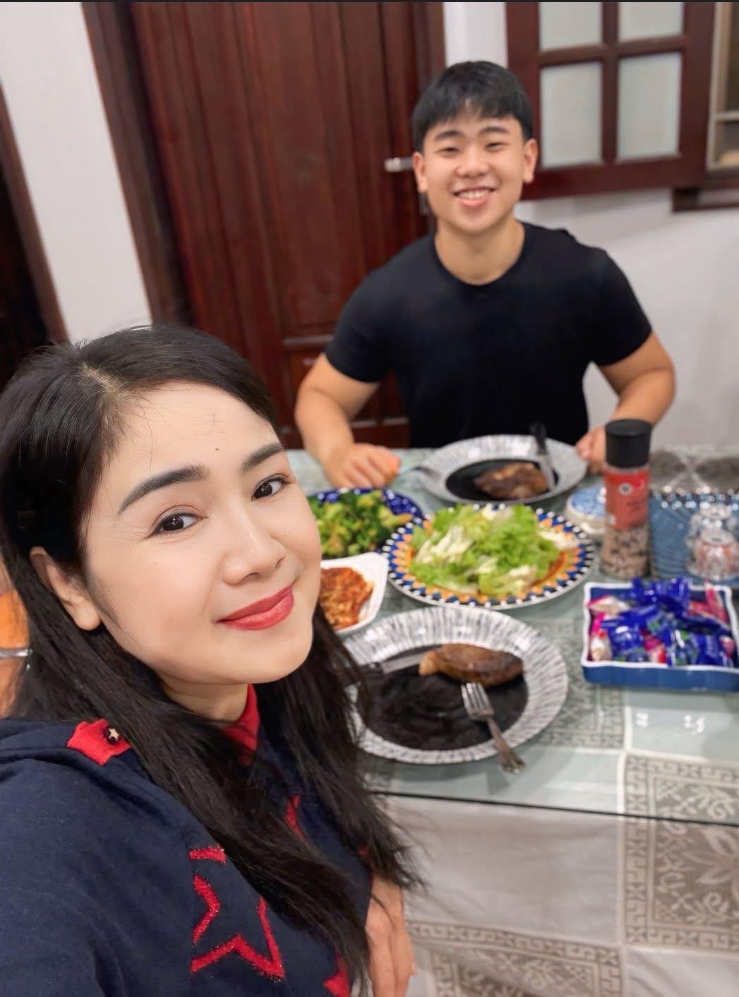 NSND Thu Hà: Bữa tối đầu năm với con trai và ký ức về đồng nghiệp, giải Mai Vàng - Ảnh 2.