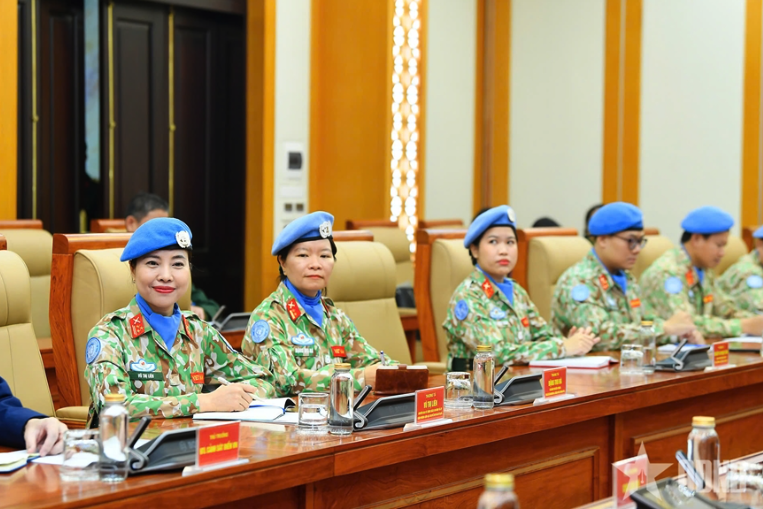 Trao quyết định cử sĩ quan đi làm nhiệm vụ gìn giữ hòa bình Liên Hợp quốc - Ảnh 3.