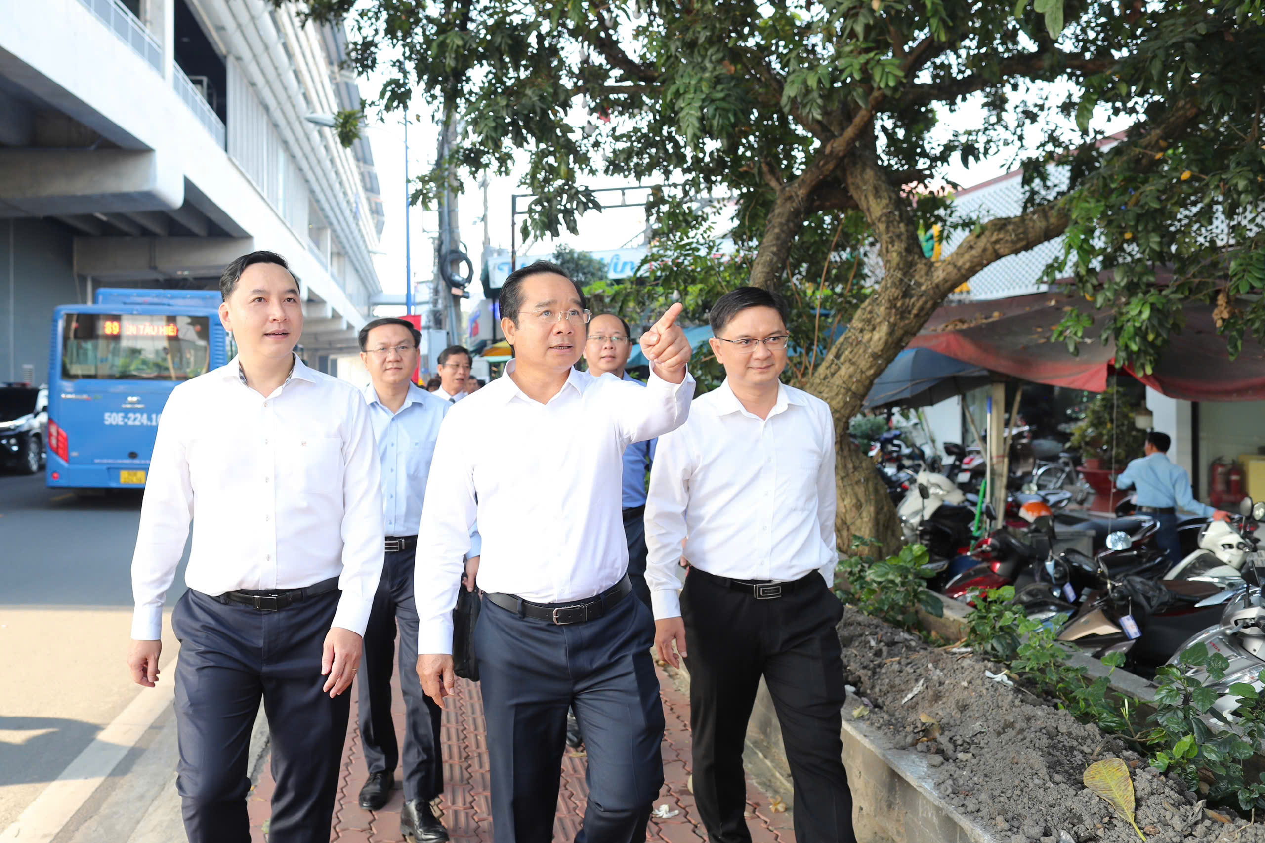 Chủ tịch UBND TPHCM đi Metro đến dự lễ ra mắt Trung tâm Phục vụ hành chính công - Ảnh 13.