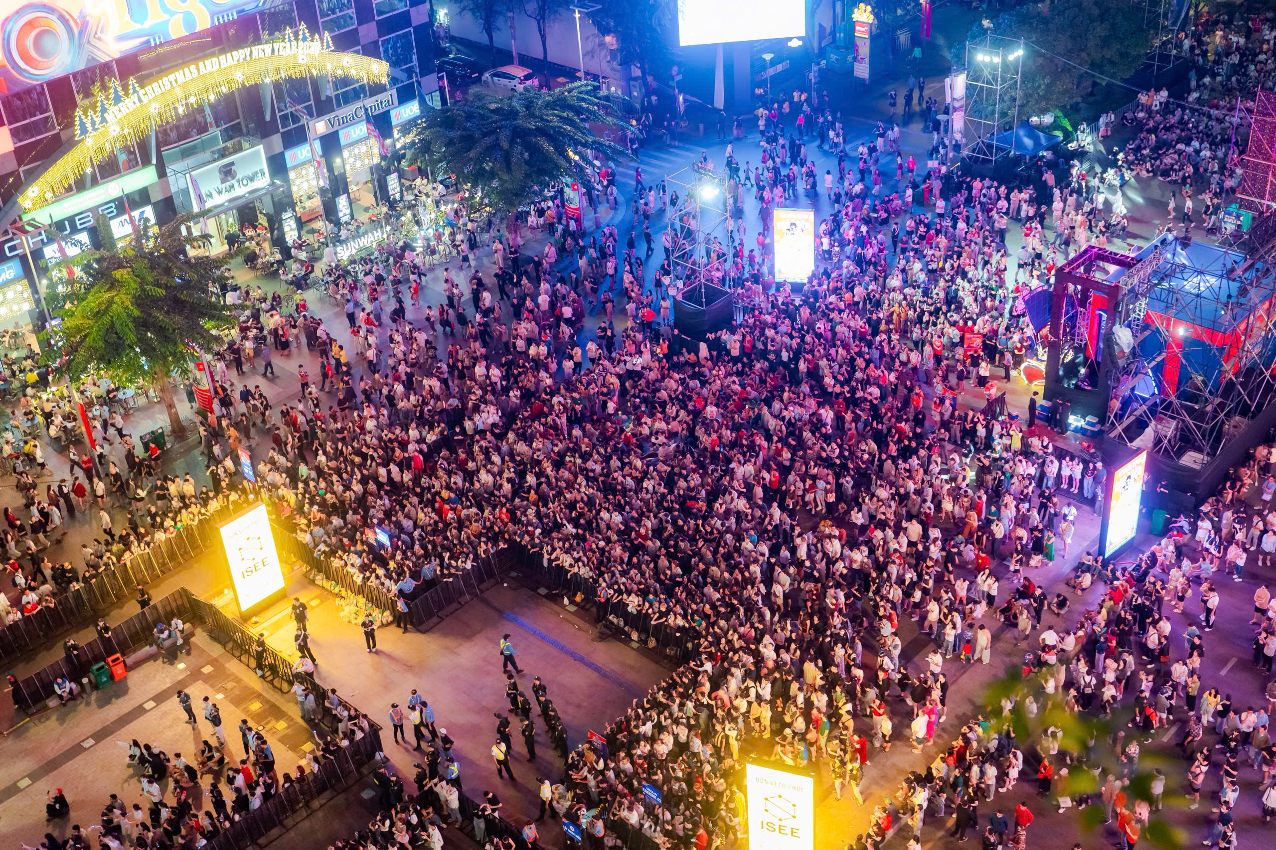 Pháo hoa rực sáng trên bầu trời chào năm 2026 - Ảnh 6.
