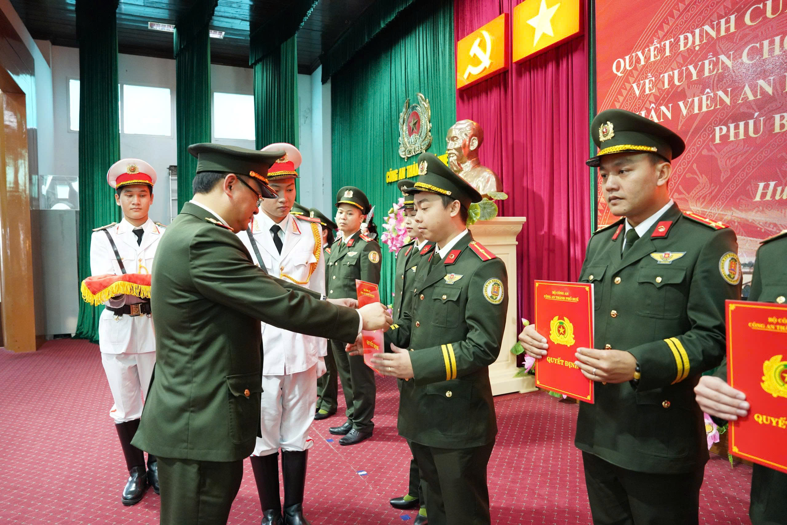 58 Nh&acirc;n vi&ecirc;n an ninh h&agrave;ng kh&ocirc;ng được v&agrave;o lực lượng C&ocirc;ng an nh&acirc;n d&acirc;n tại Huế - Ảnh 1.