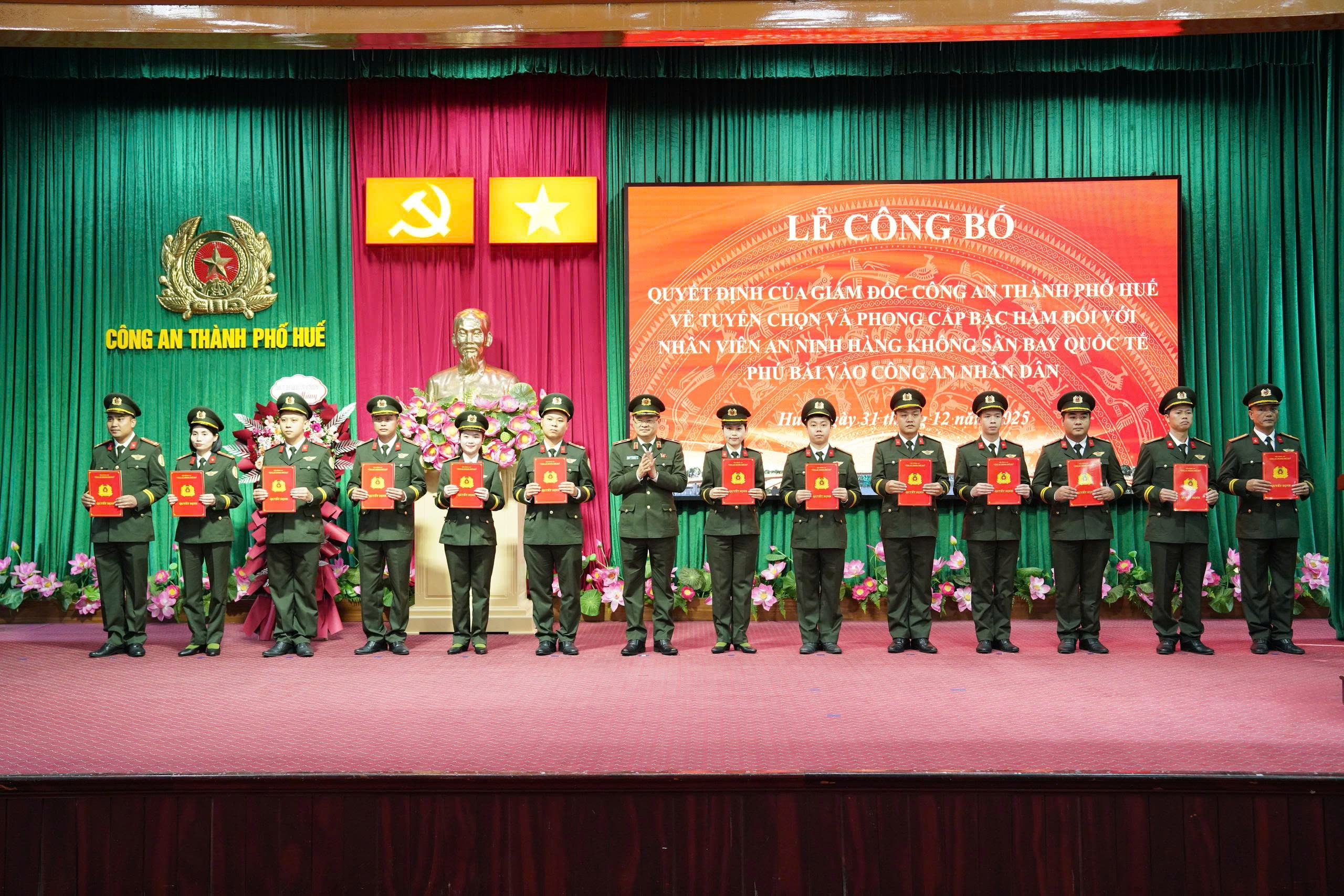 58 Nh&acirc;n vi&ecirc;n an ninh h&agrave;ng kh&ocirc;ng được v&agrave;o lực lượng C&ocirc;ng an nh&acirc;n d&acirc;n tại Huế - Ảnh 2.