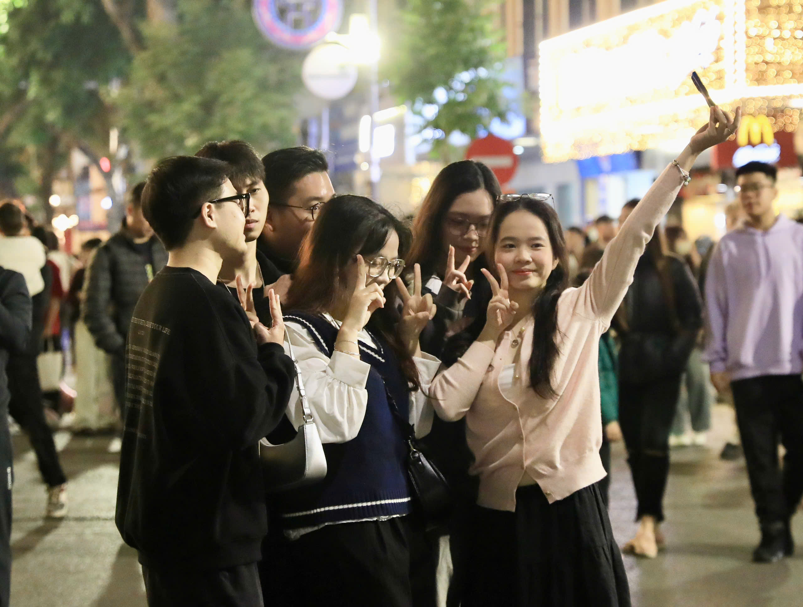 Pháo hoa rực sáng trên bầu trời chào năm 2026 - Ảnh 17.
