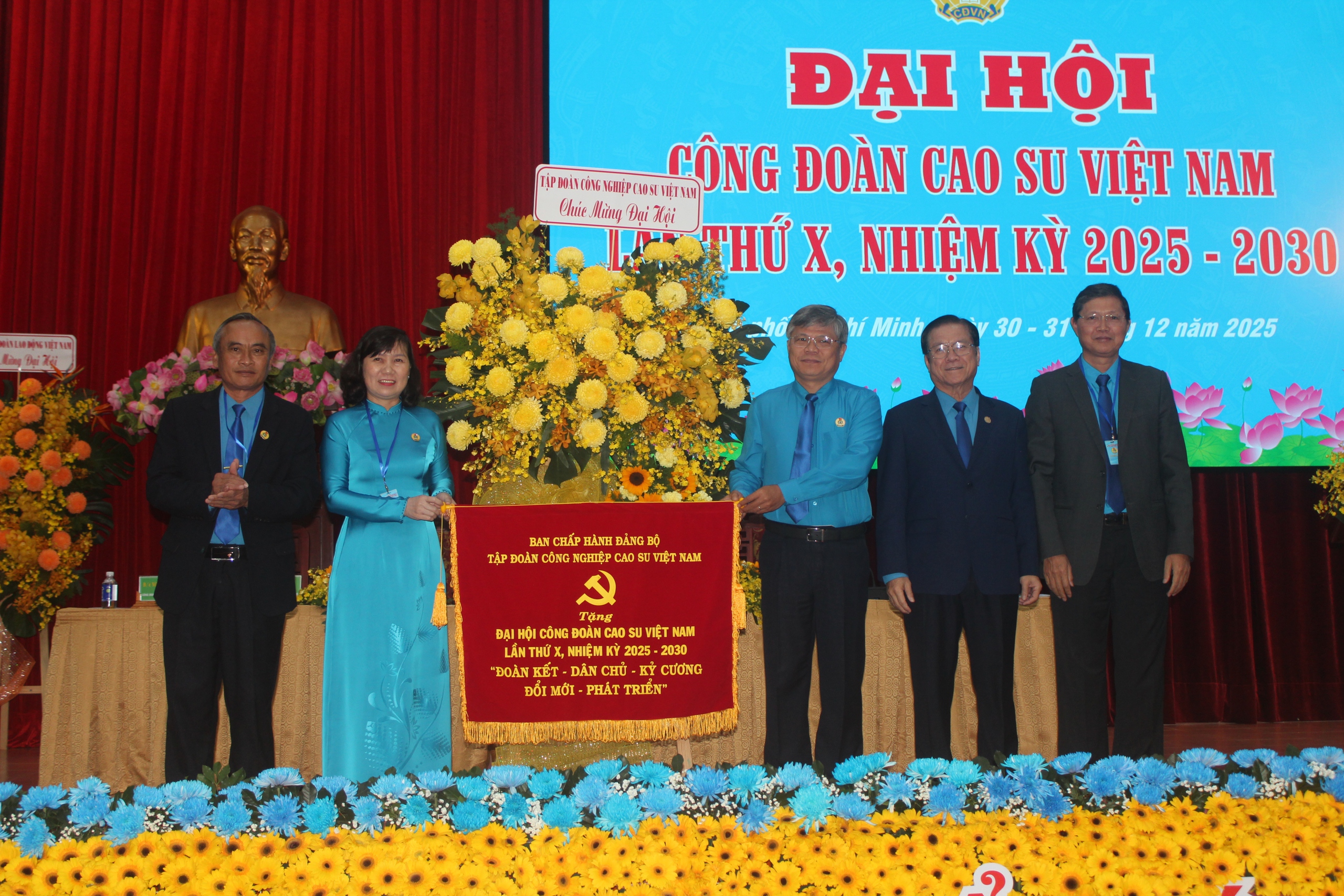 Đại hội C&ocirc;ng đo&agrave;n cao su Việt Nam: B&agrave; Huỳnh Thị Cẩm Hồng được bầu l&agrave;m chủ tịch C&ocirc;ng đo&agrave;n ng&agrave;nh - Ảnh 2.