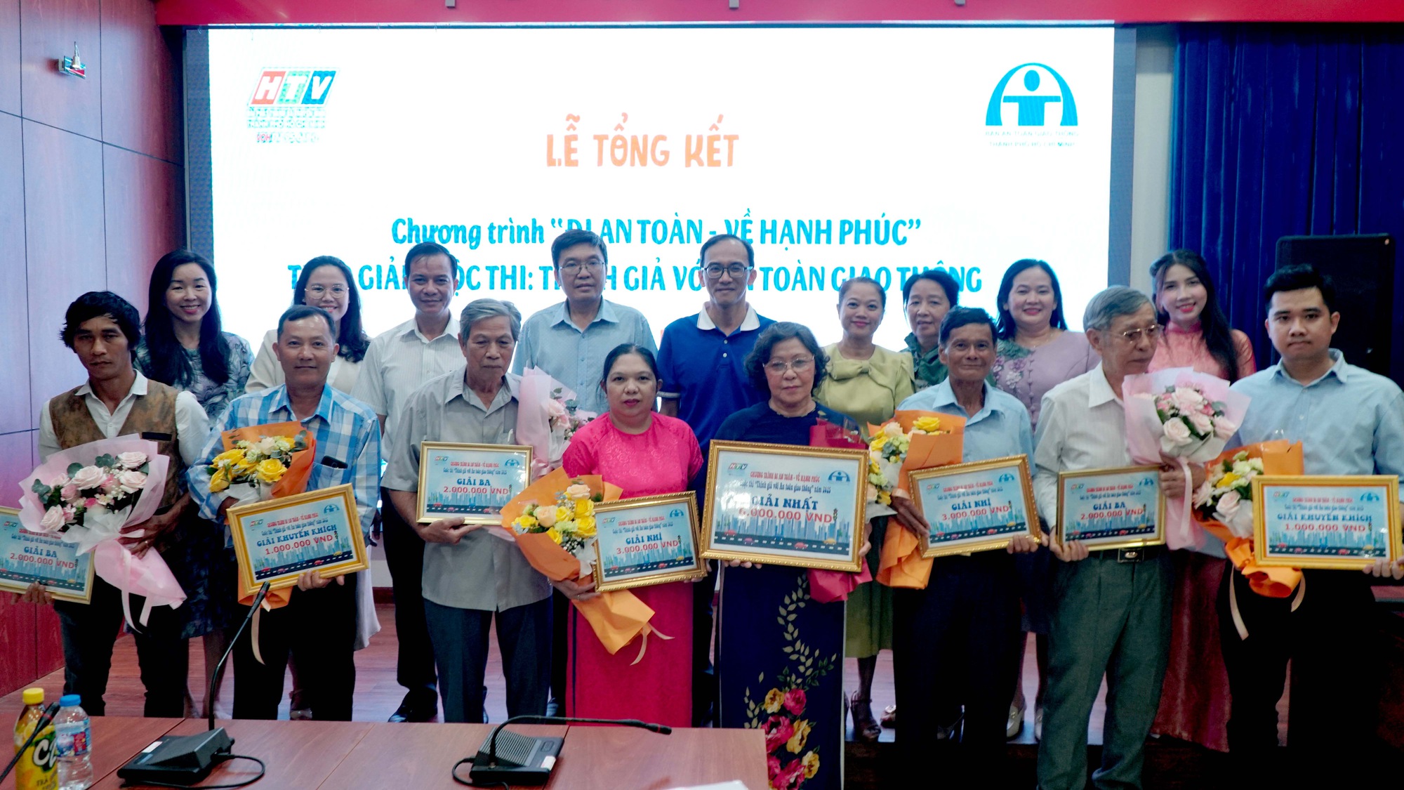 10 năm &ldquo;Th&iacute;nh giả với an to&agrave;n giao th&ocirc;ng&rdquo; v&agrave; những c&acirc;u chuyện đời thường - Ảnh 1.