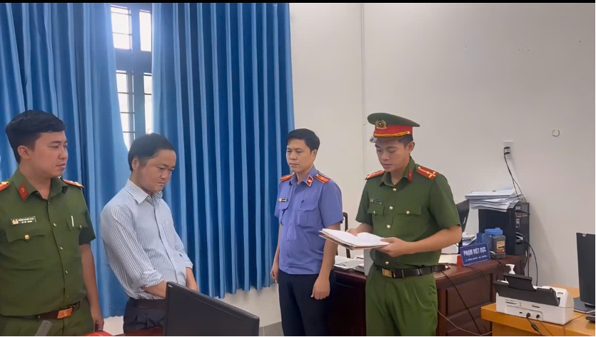 Bắt cán bộ xã Lừa đảo chiếm đoạt hơn nửa tỉ Đồng từ thủ tục đất đai - Ảnh 1.