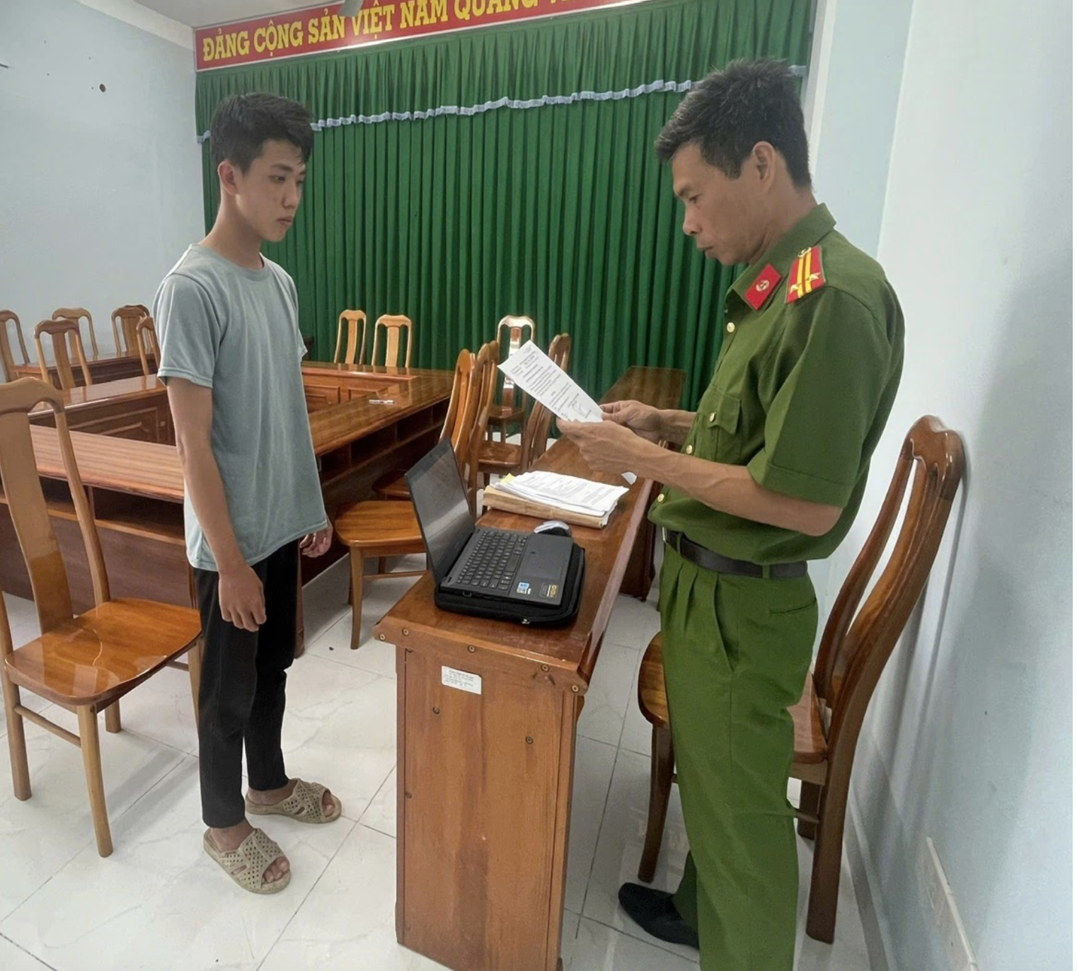 Bắt thanh ni&ecirc;n b&aacute;n v&eacute; số x&acirc;m hại thiếu nữ 14 tuổi tại Vĩnh Long - Ảnh 1.