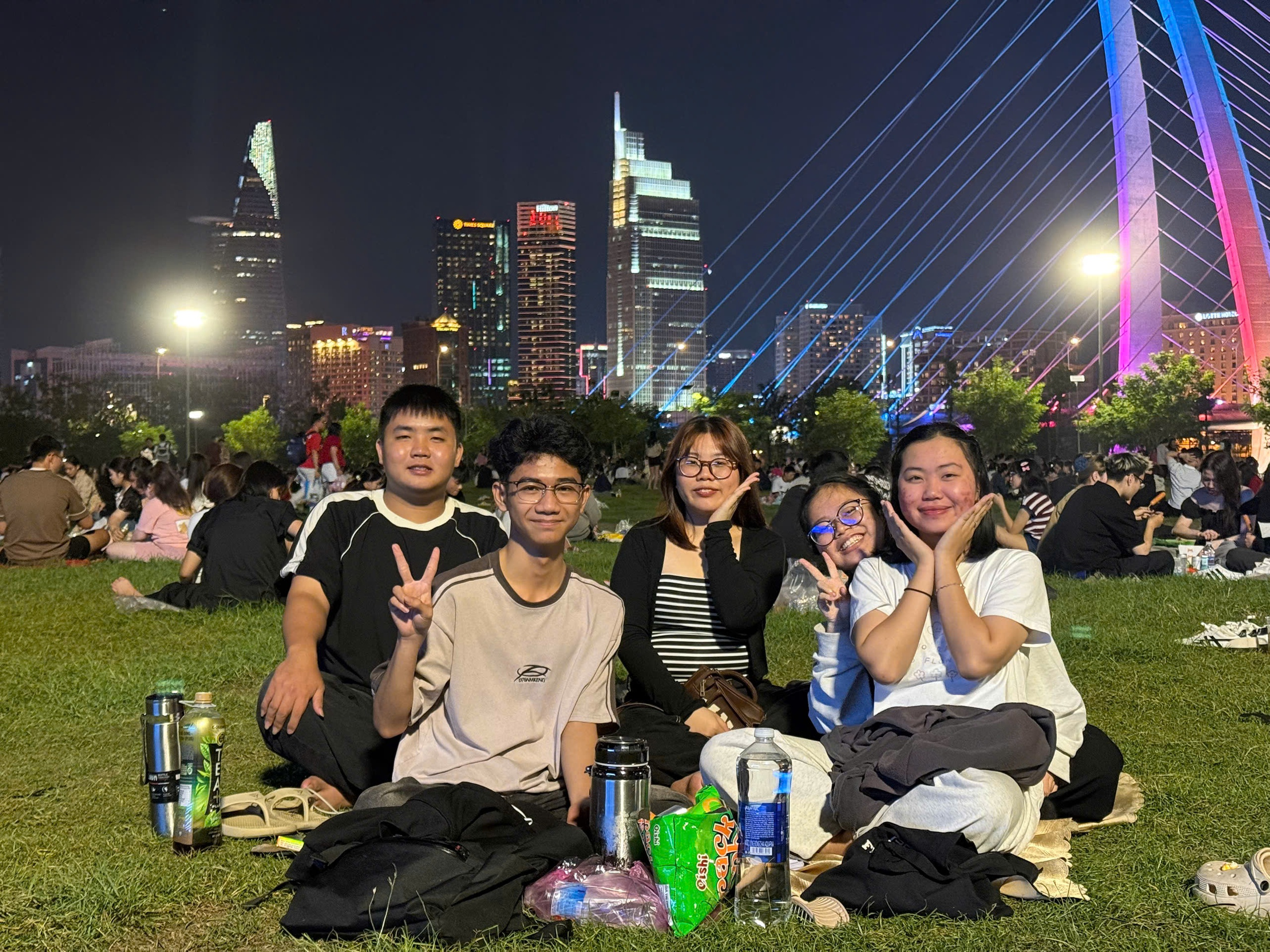 Pháo hoa rực sáng trên bầu trời chào năm 2026 - Ảnh 2.