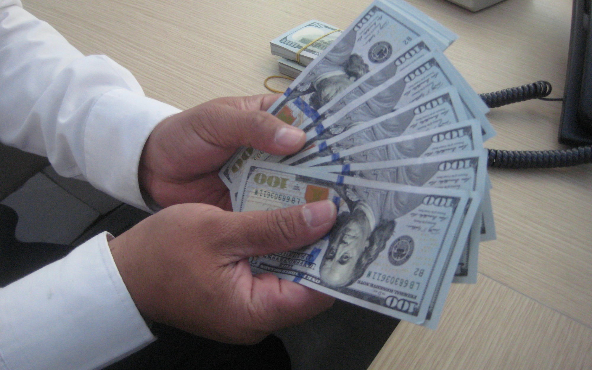 Mua - bán USD trái phép bị phạt tới 100 triệu đồng, giao dịch thế nào cho đúng?
