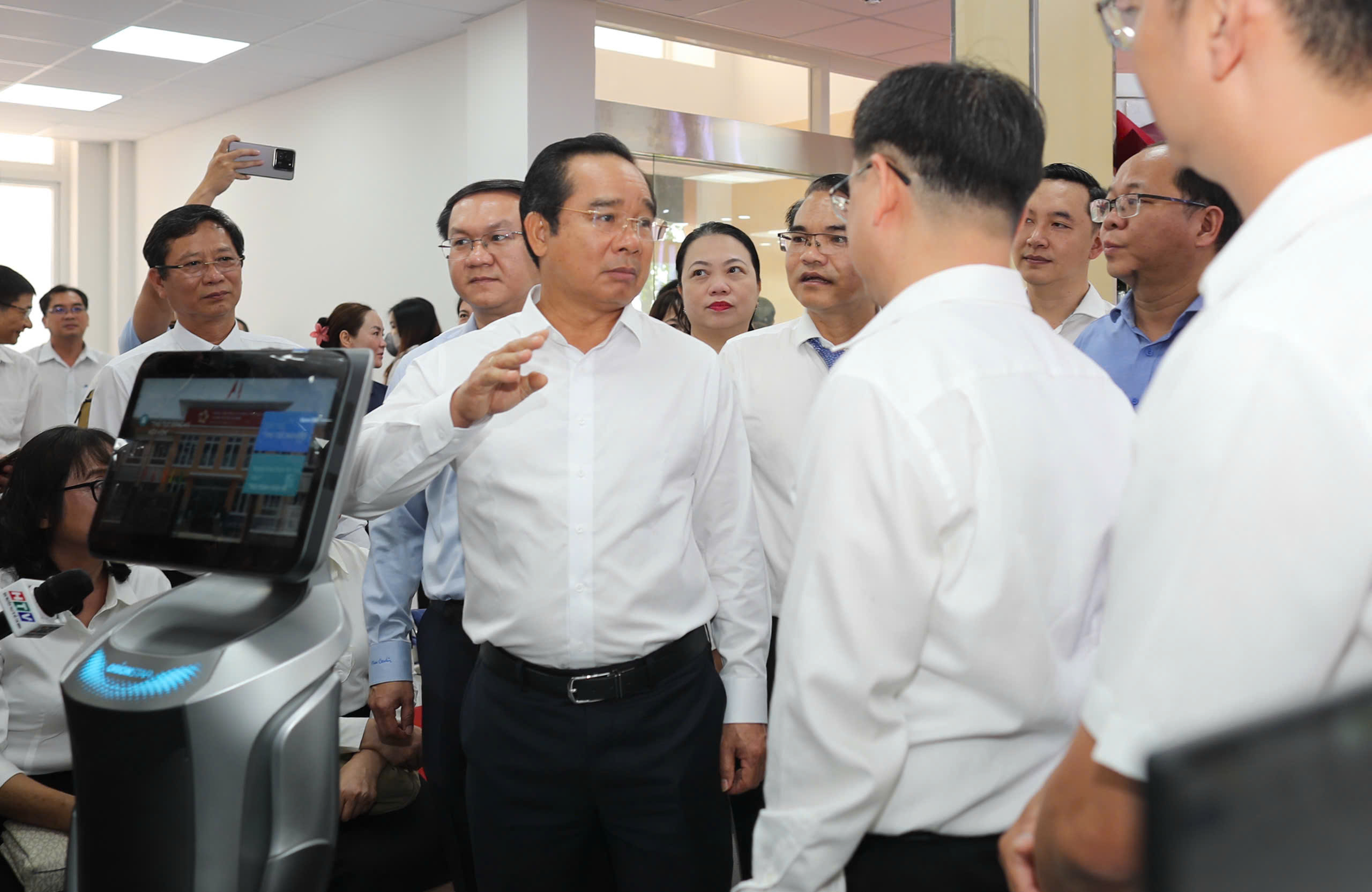 H&igrave;nh ảnh Trung t&acirc;m Phục vụ h&agrave;nh ch&iacute;nh c&ocirc;ng TPHCM s&aacute;ng nay - Ảnh 3.