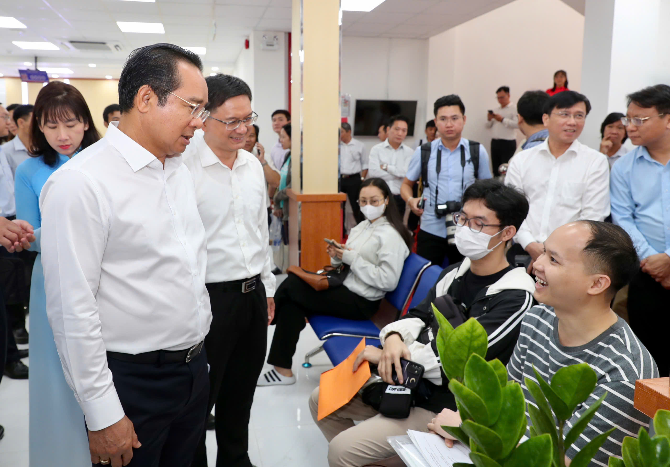 H&igrave;nh ảnh Trung t&acirc;m Phục vụ h&agrave;nh ch&iacute;nh c&ocirc;ng TPHCM s&aacute;ng nay - Ảnh 6.