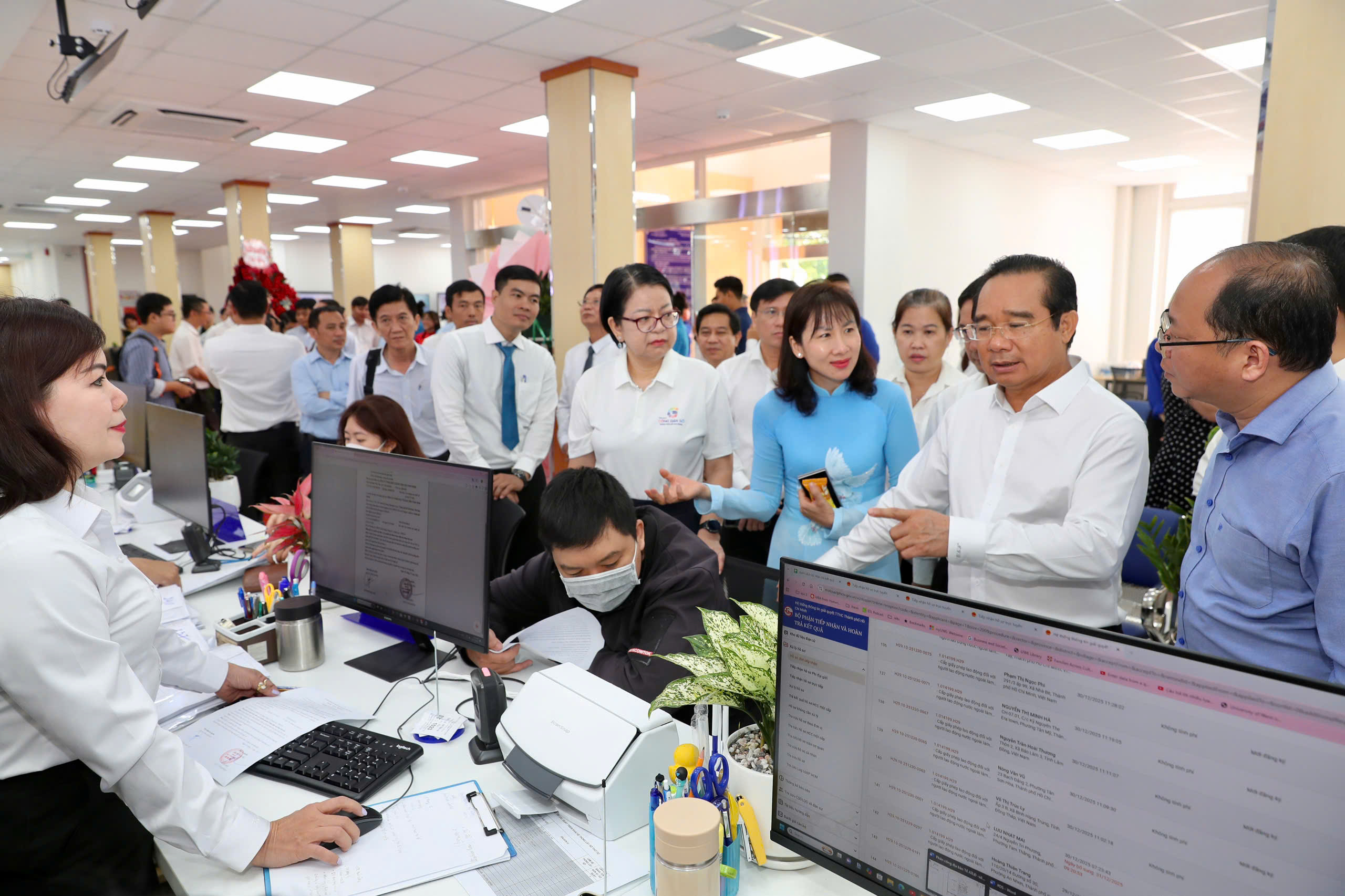 H&igrave;nh ảnh Trung t&acirc;m Phục vụ h&agrave;nh ch&iacute;nh c&ocirc;ng TPHCM s&aacute;ng nay - Ảnh 4.