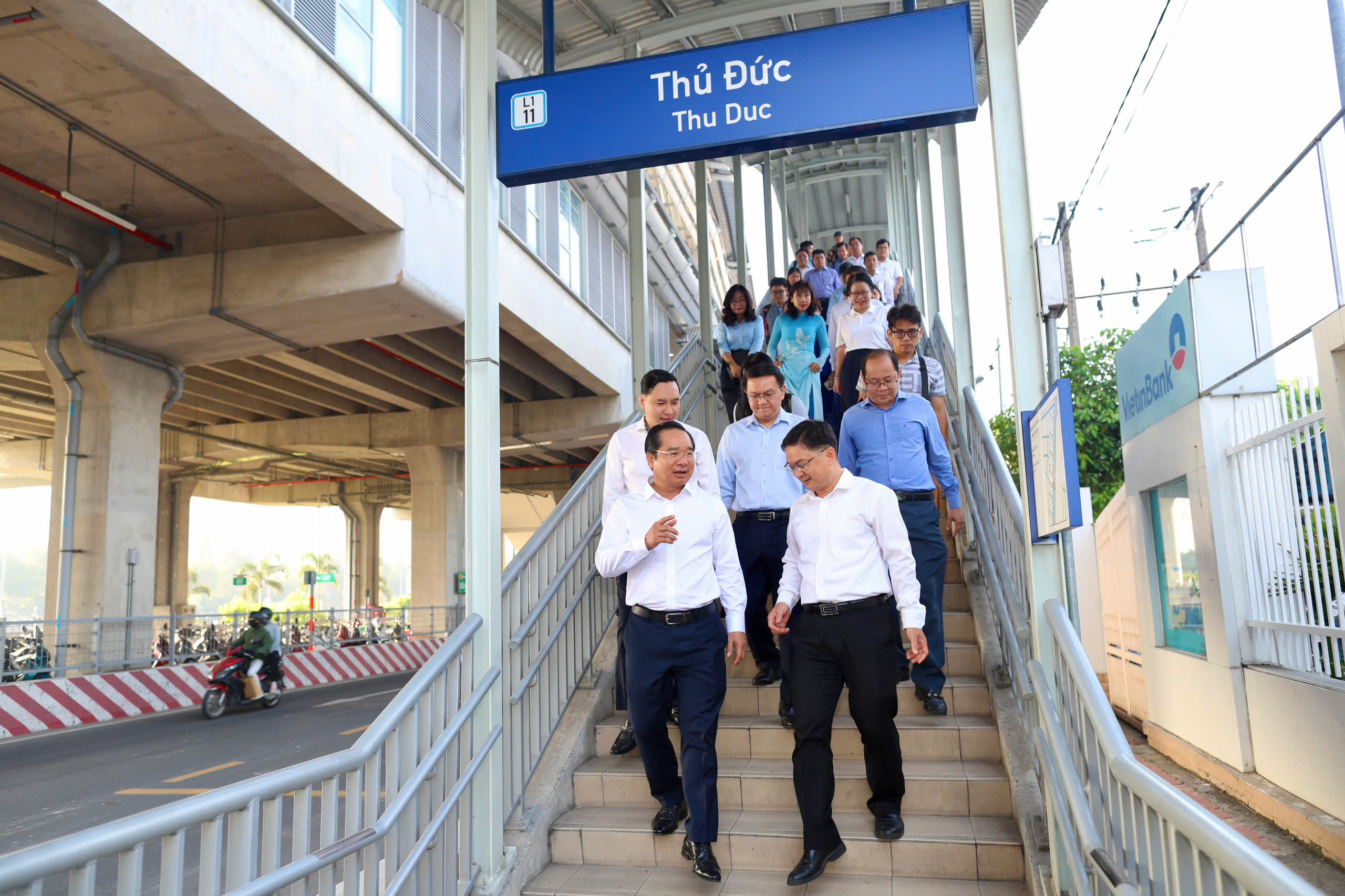 Chủ tịch UBND TPHCM đi Metro đến dự lễ ra mắt Trung tâm Phục vụ hành chính công - Ảnh 4.