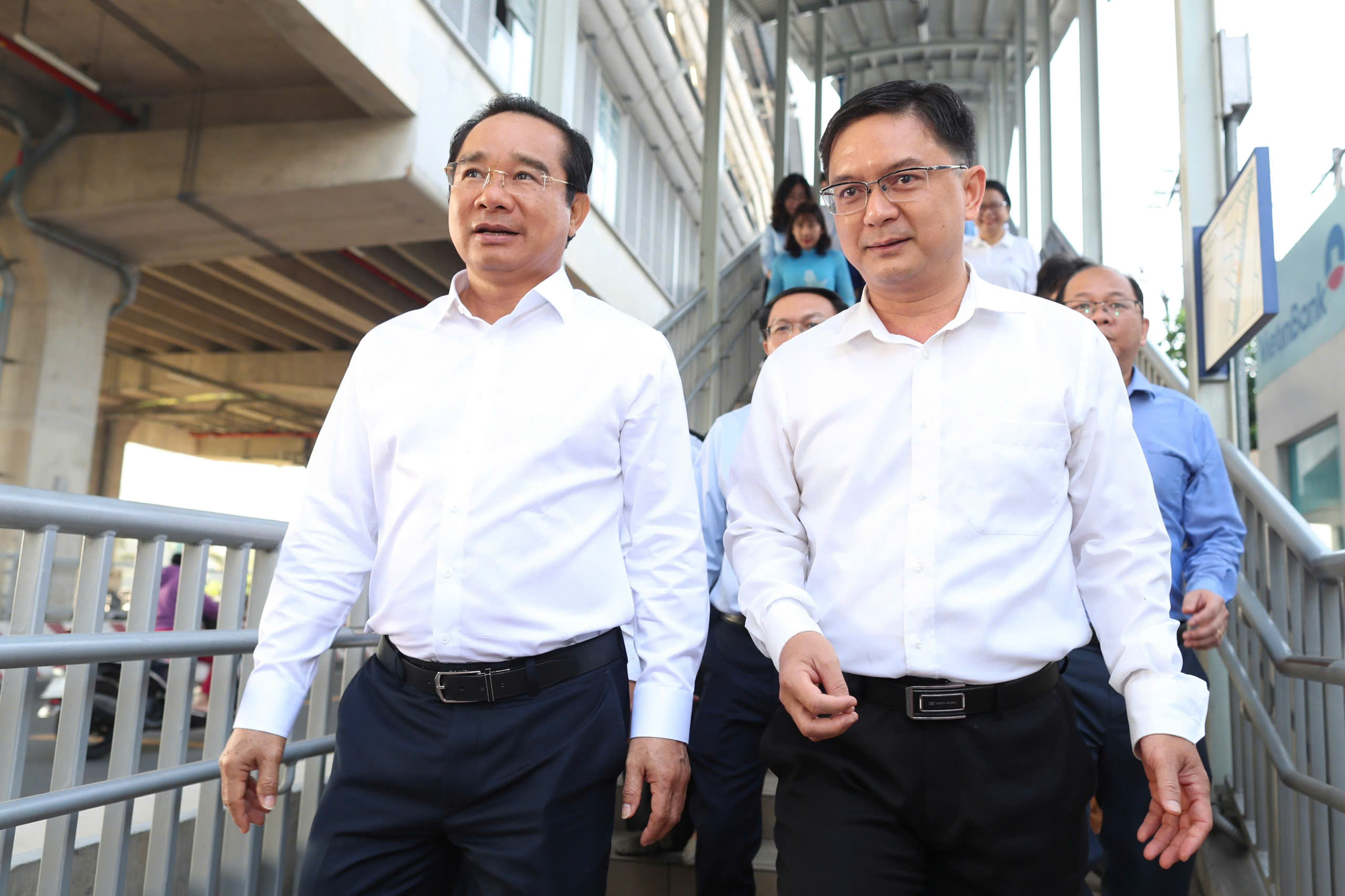Chủ tịch UBND TPHCM đi Metro đến dự lễ ra mắt Trung tâm Phục vụ hành chính công - Ảnh 6.